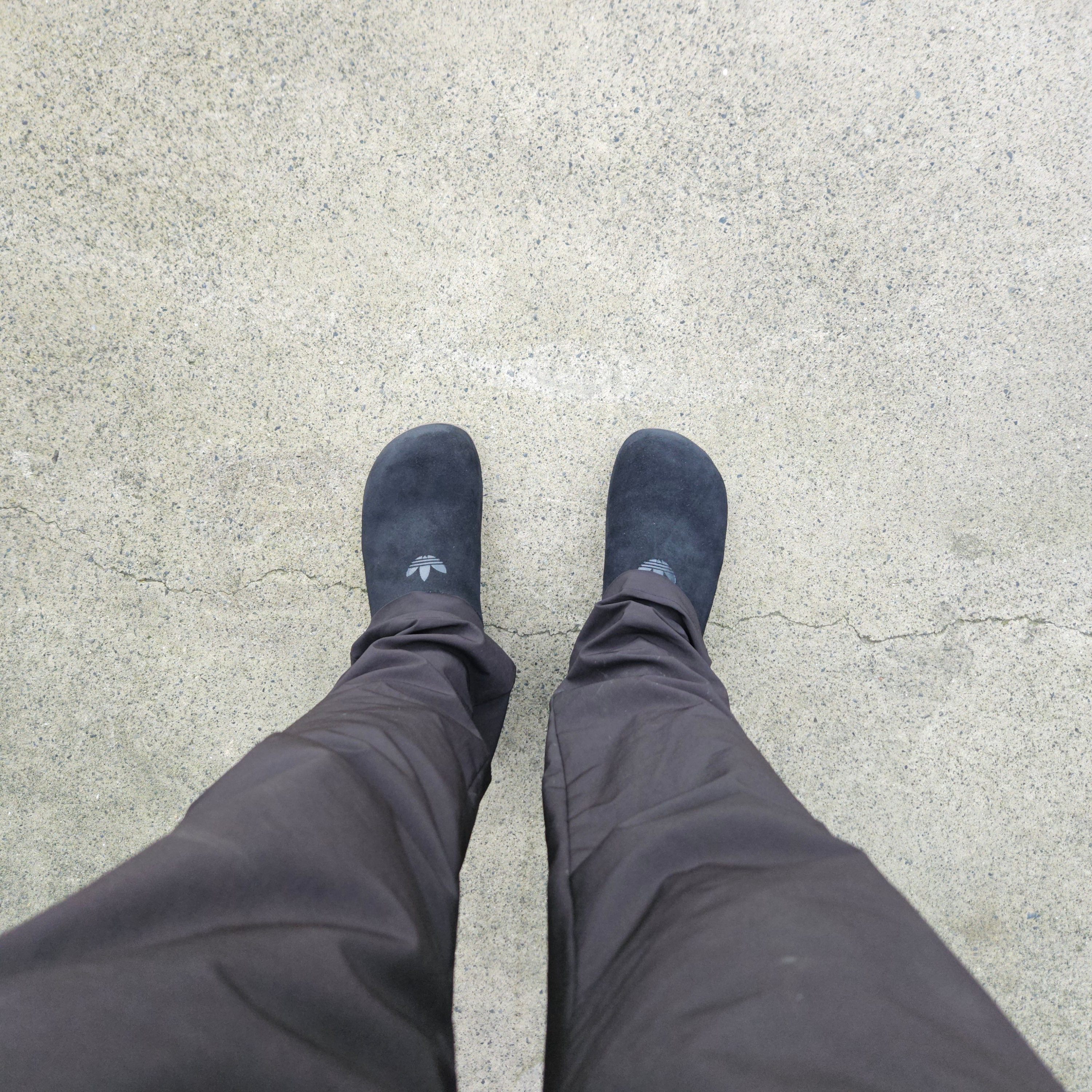 Adidas Adimule Slides Core Black Core Black Gum 착용 스타일
