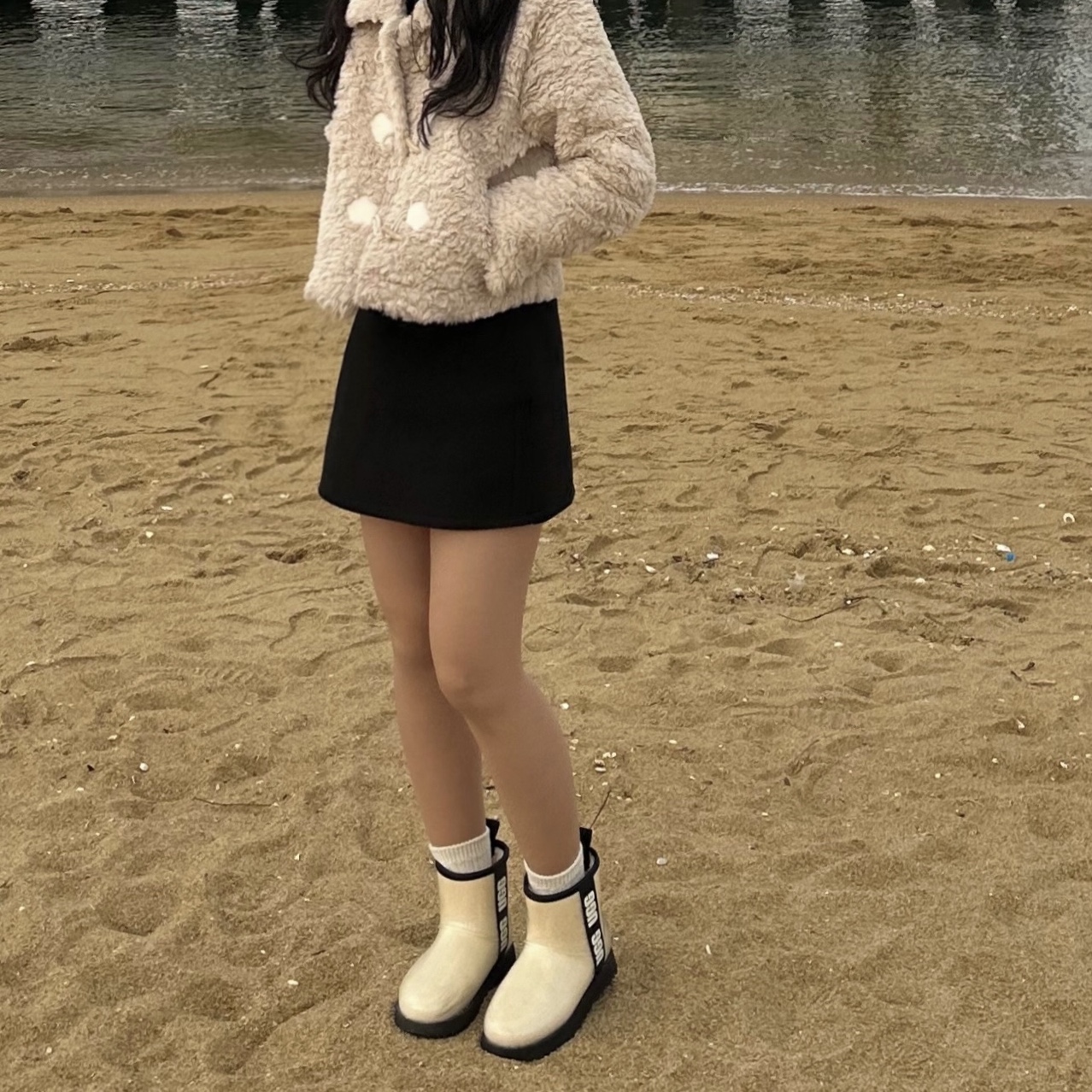(W) UGG Classic Clear Mini Boots Natural Black 착용 스타일 - 1
