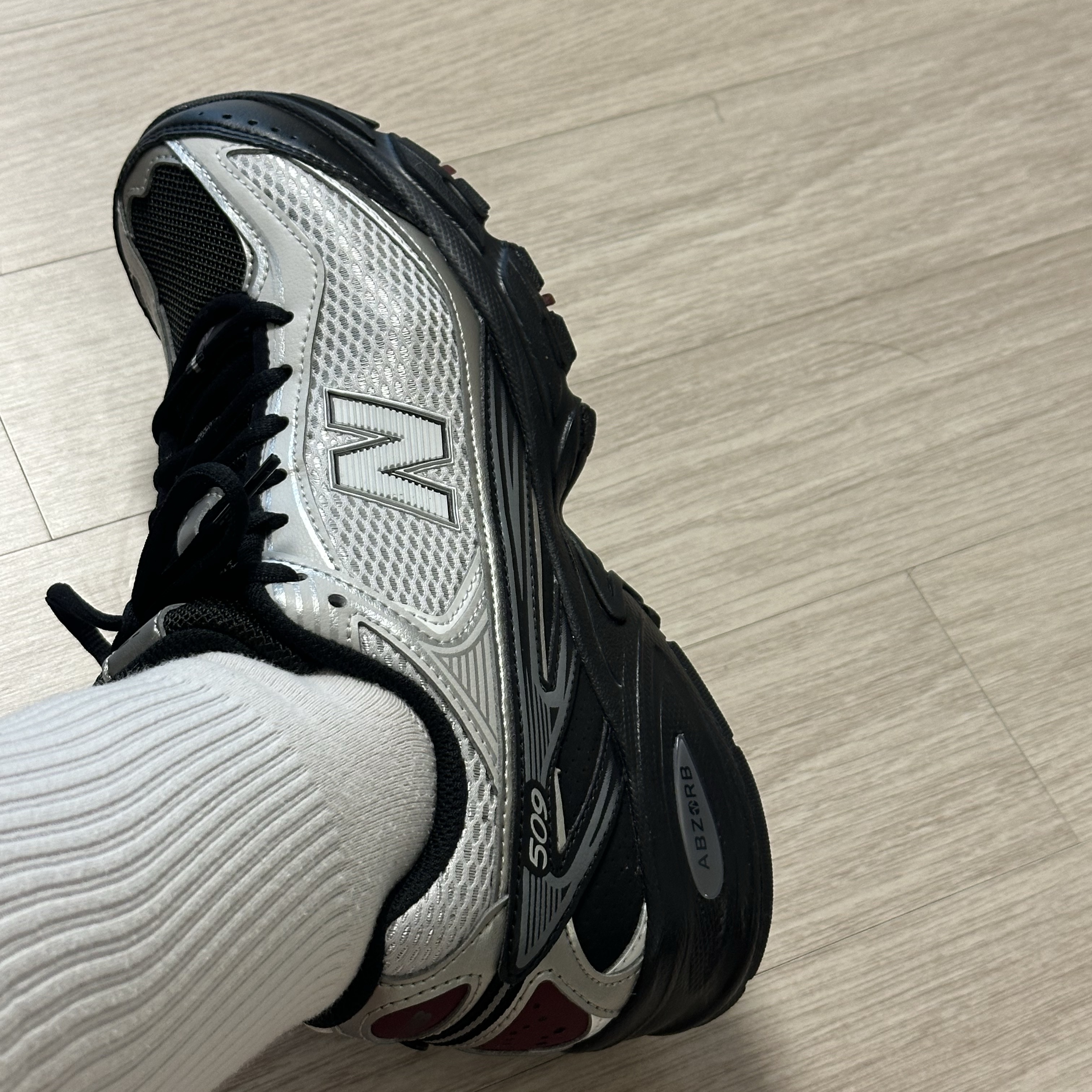 New Balance 509 Black Gray 착용 스타일 - 3
