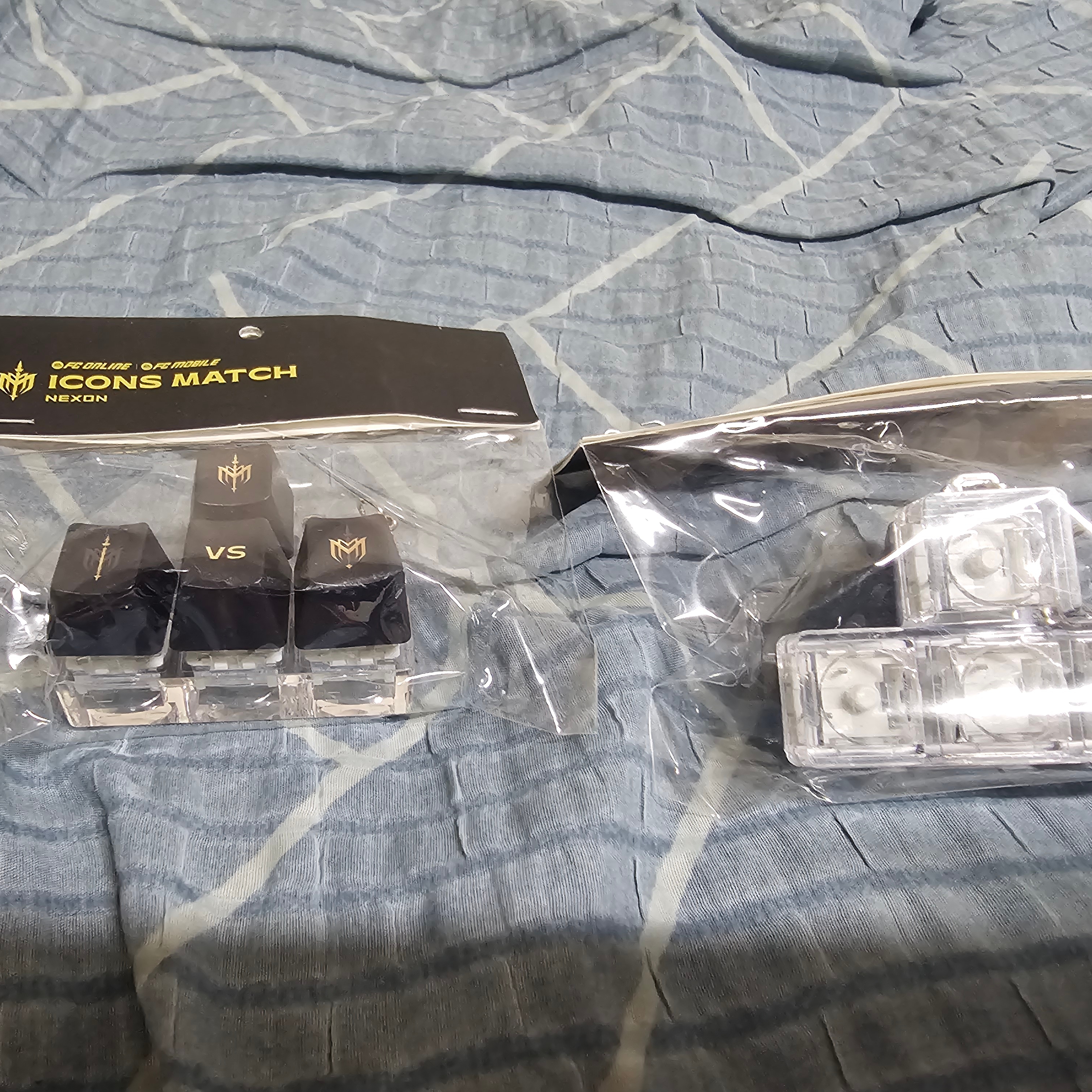 Keycap keyring Black 착용 스타일