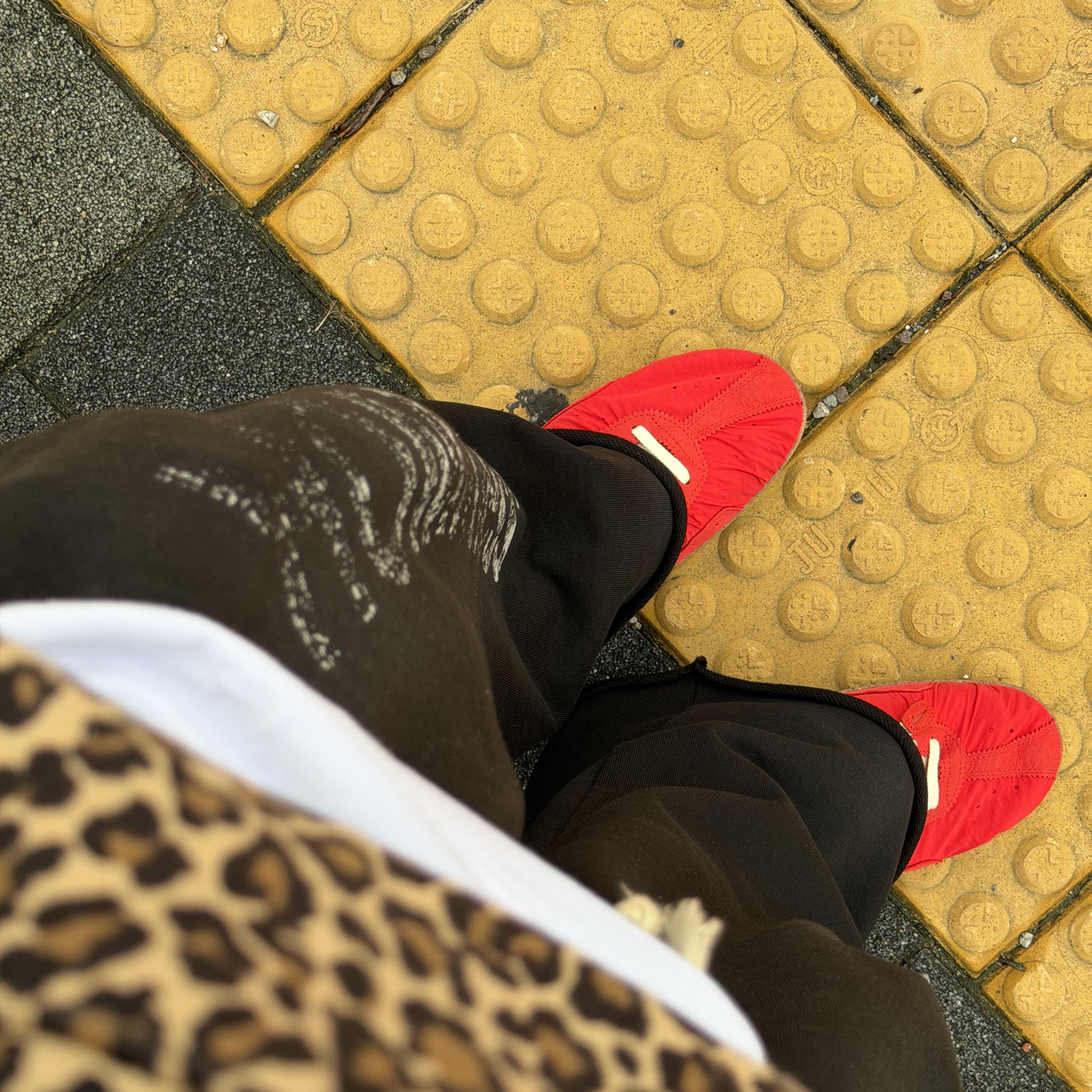 Nike x Jacquemus Moon Shoe SP University Red and Bicycle Yellow, Hommless Washed Logo Heavy Sweatpants Black 착용 스타일