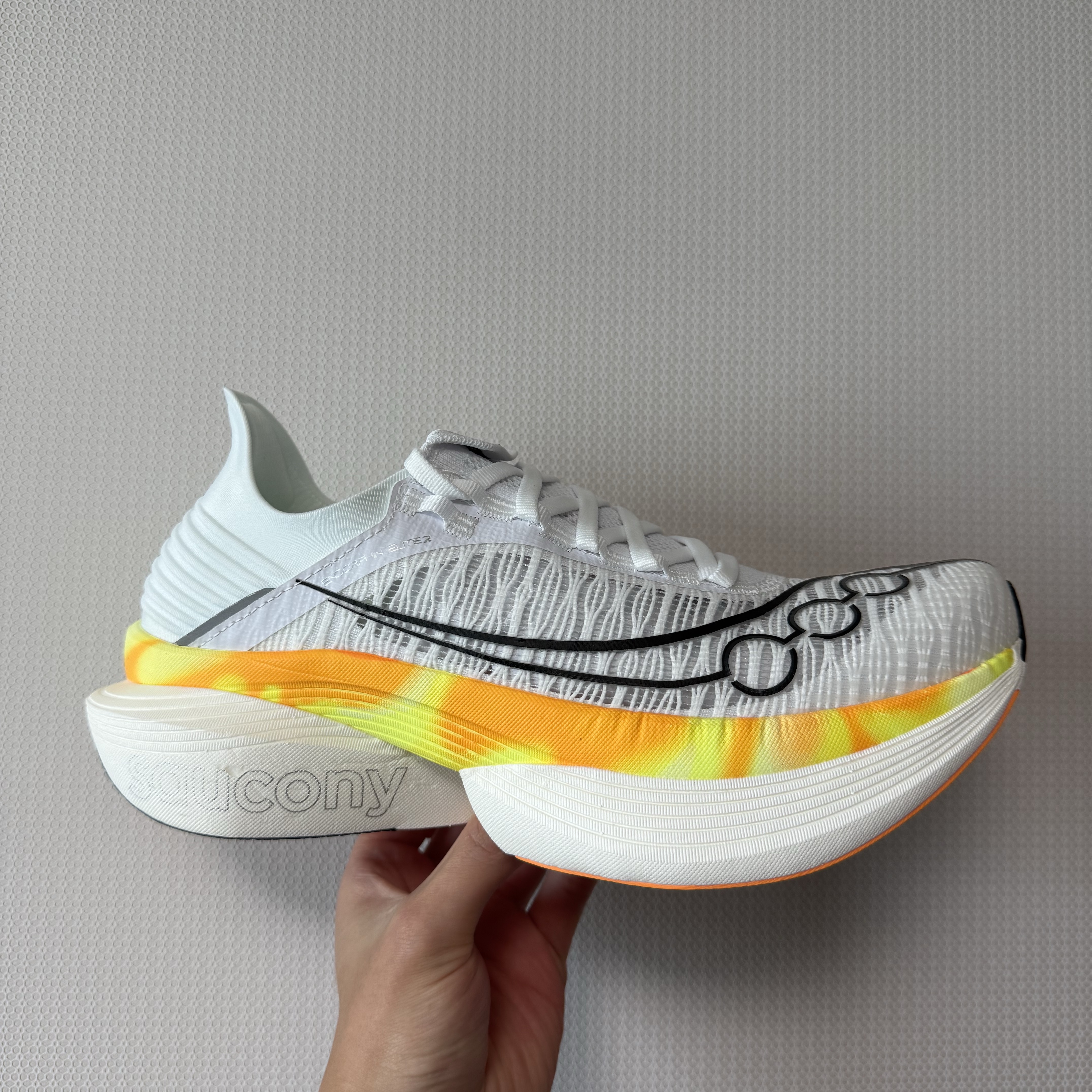 Saucony Endorphin Elite 2 White Peel 착용 스타일