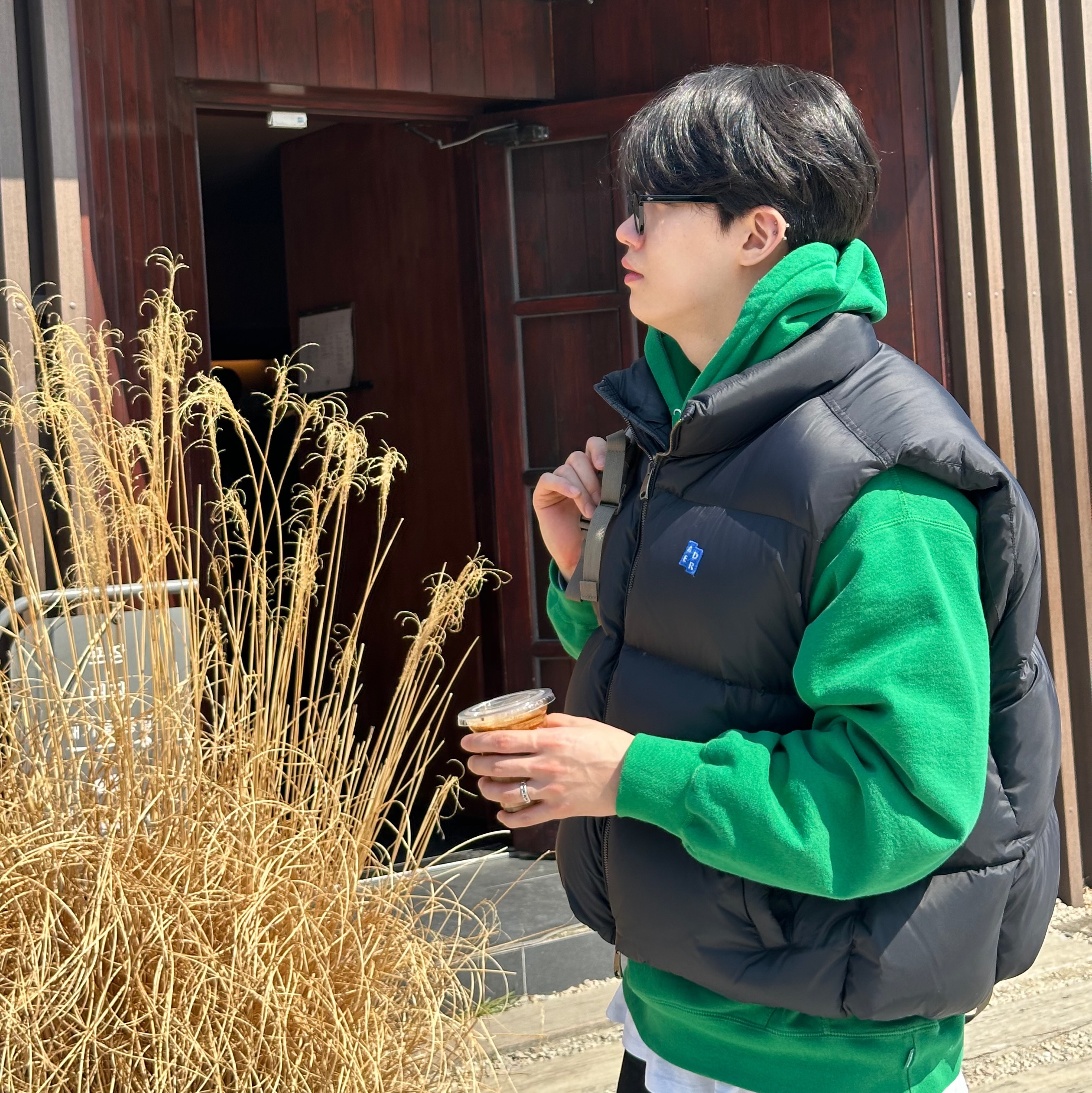 Supreme Collegiate Hooded Sweatshirt Dark Green - 24SS, Ader Error Sig; TRS Tag Puffer Vest 01 Noir 착용 스타일