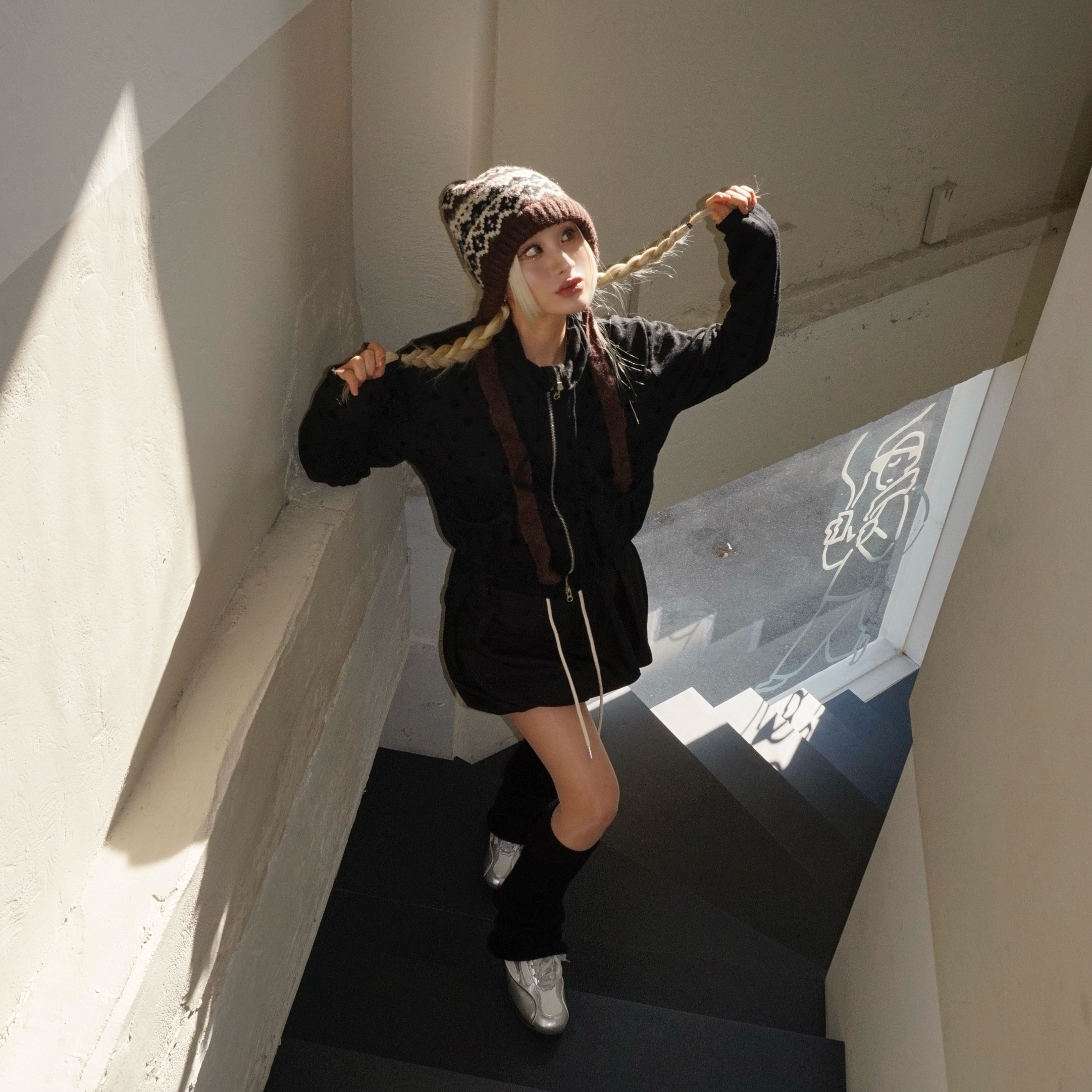 COREOFALCHEMY Runner Challenger Street Shoes Silver 착용 스타일 - 4