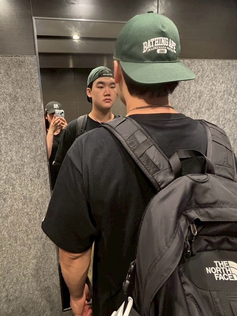 BAPE Logo Trucker Cap Olive Drab 착용 스타일