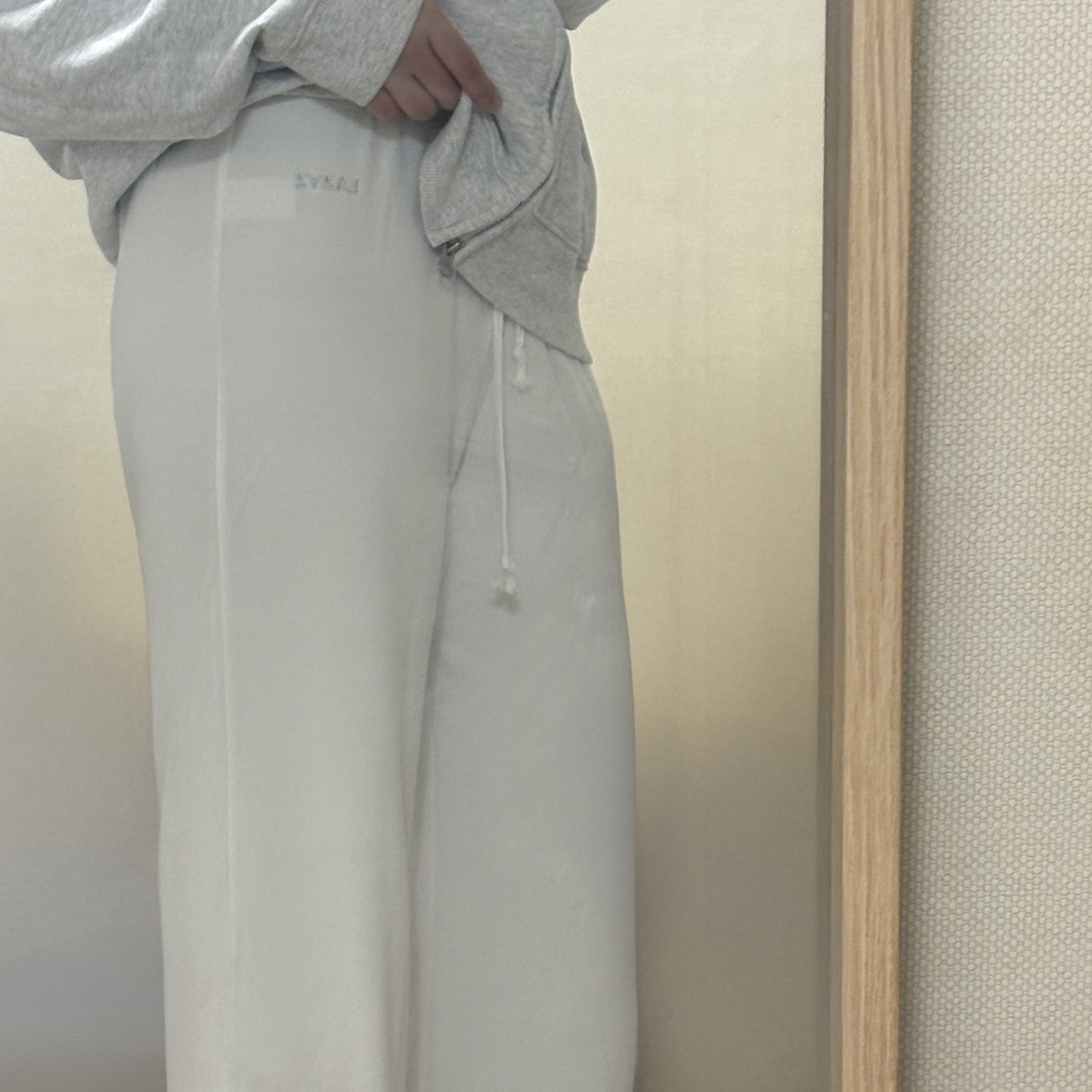 LAZYZ Soft Double Brush Long Pants - White 착용 스타일