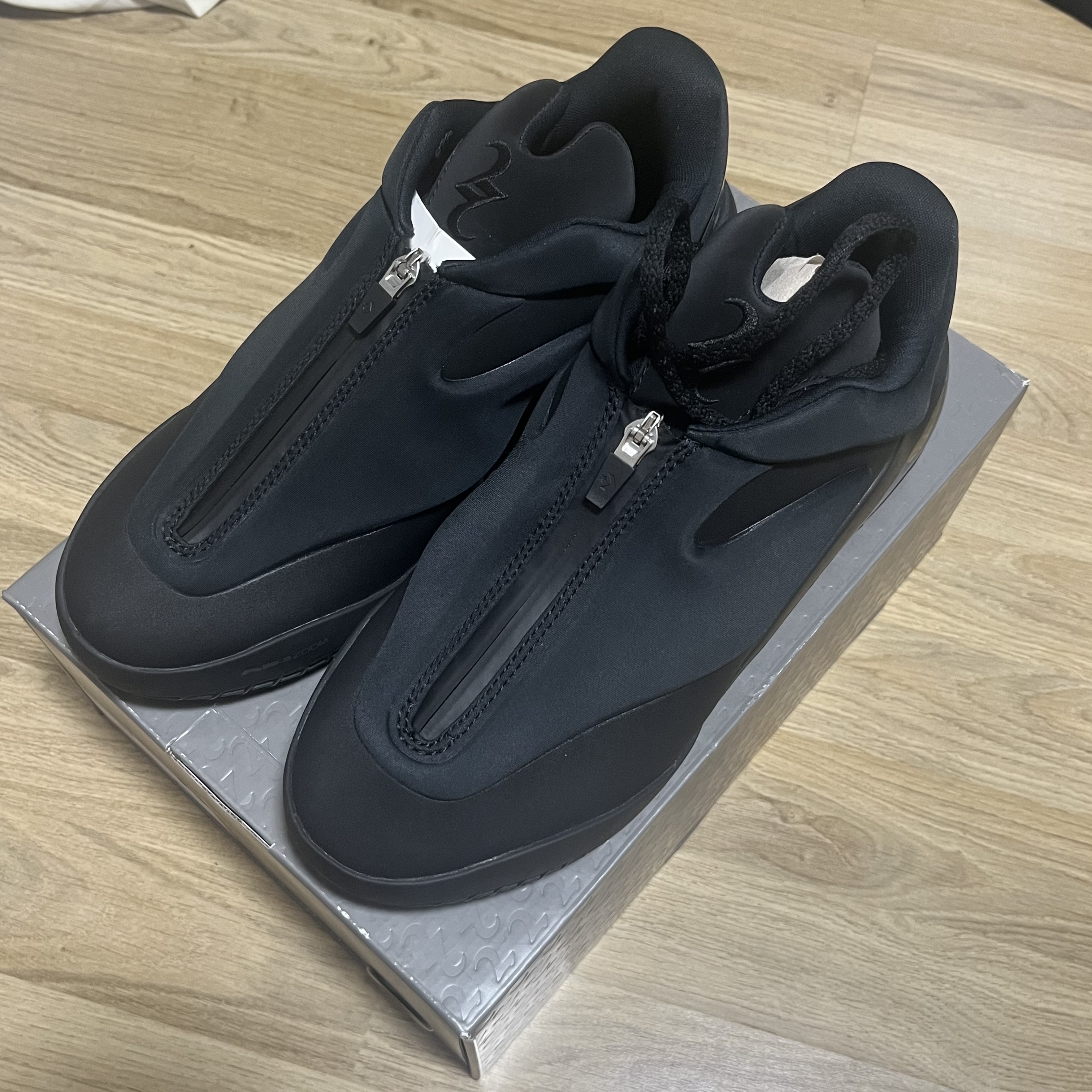 Converse x Shai 001 Charm Black 착용 스타일
