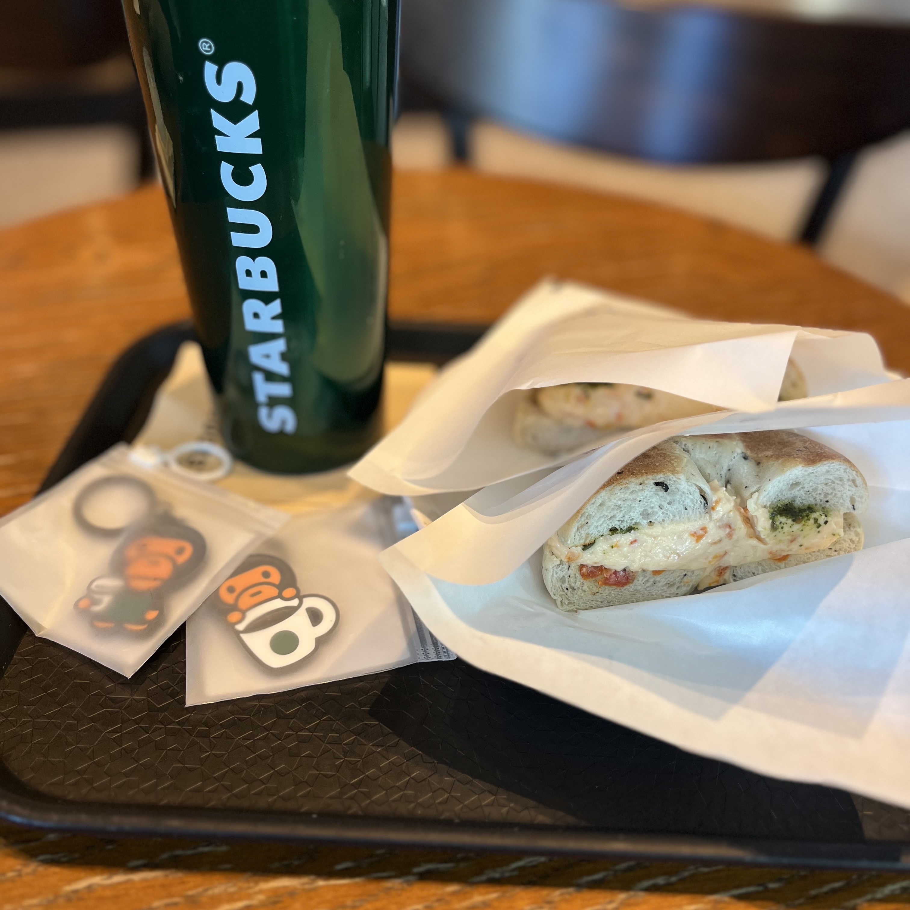 Starbucks x BAPE Baby Milo Keychain, Starbucks x BAPE Baby Milo Keychain 착용 스타일 - 2
