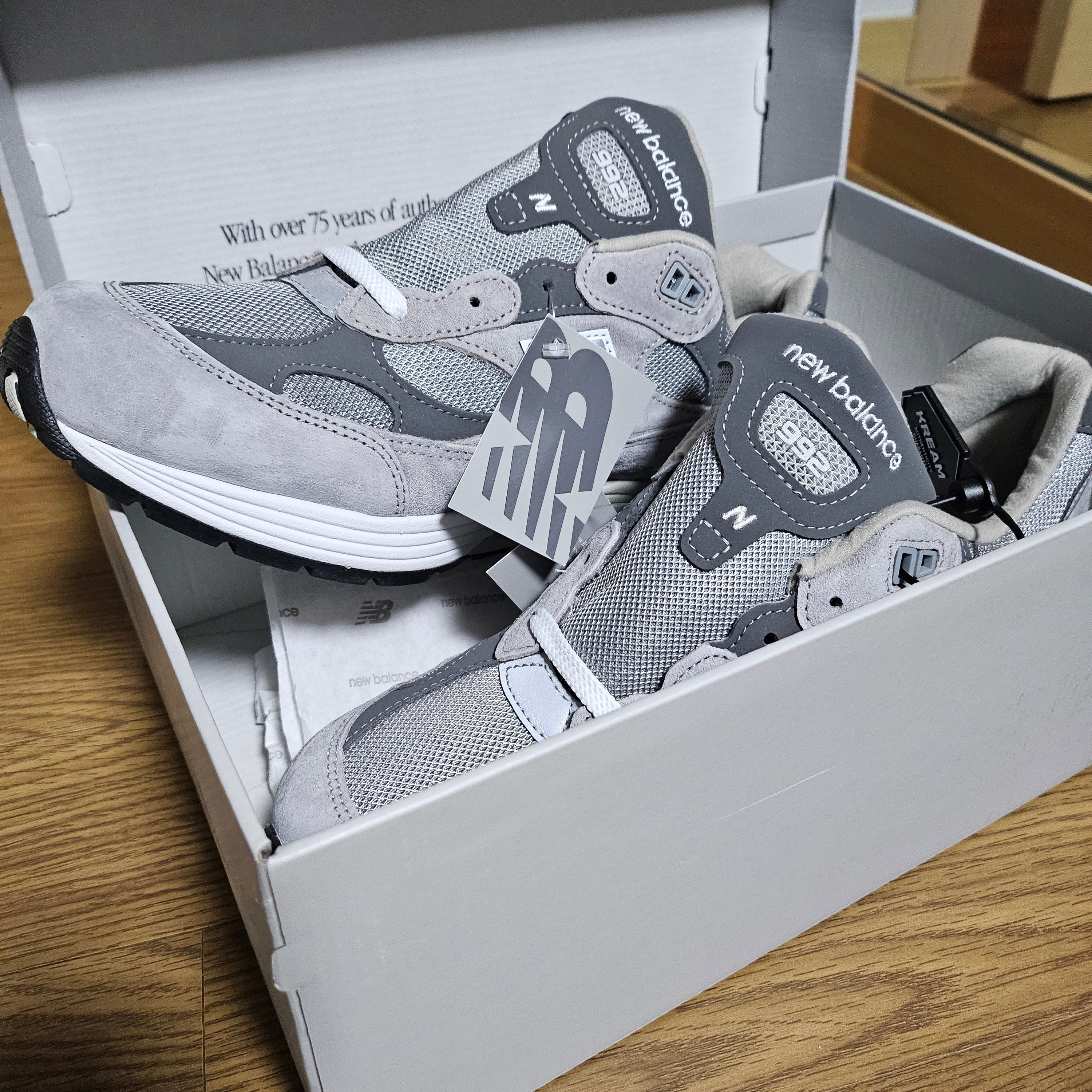 New Balance 992 Made in USA Core Grey Silver Metallic 착용 스타일