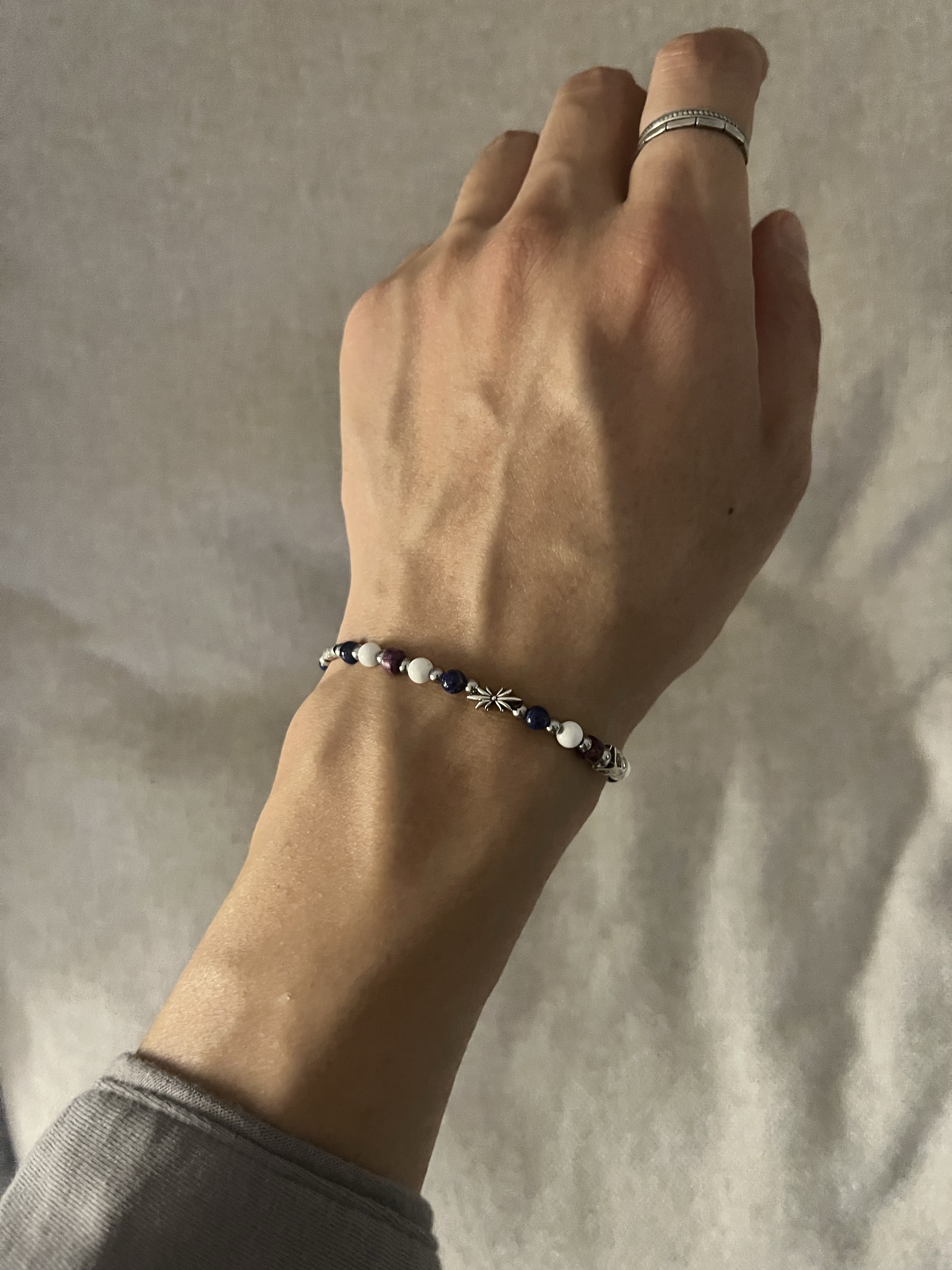Scudo Garden Violet Karen Beads Bracelet, Maison Margiela Numerical Slim Silver Ring Silver 착용 스타일 - 3