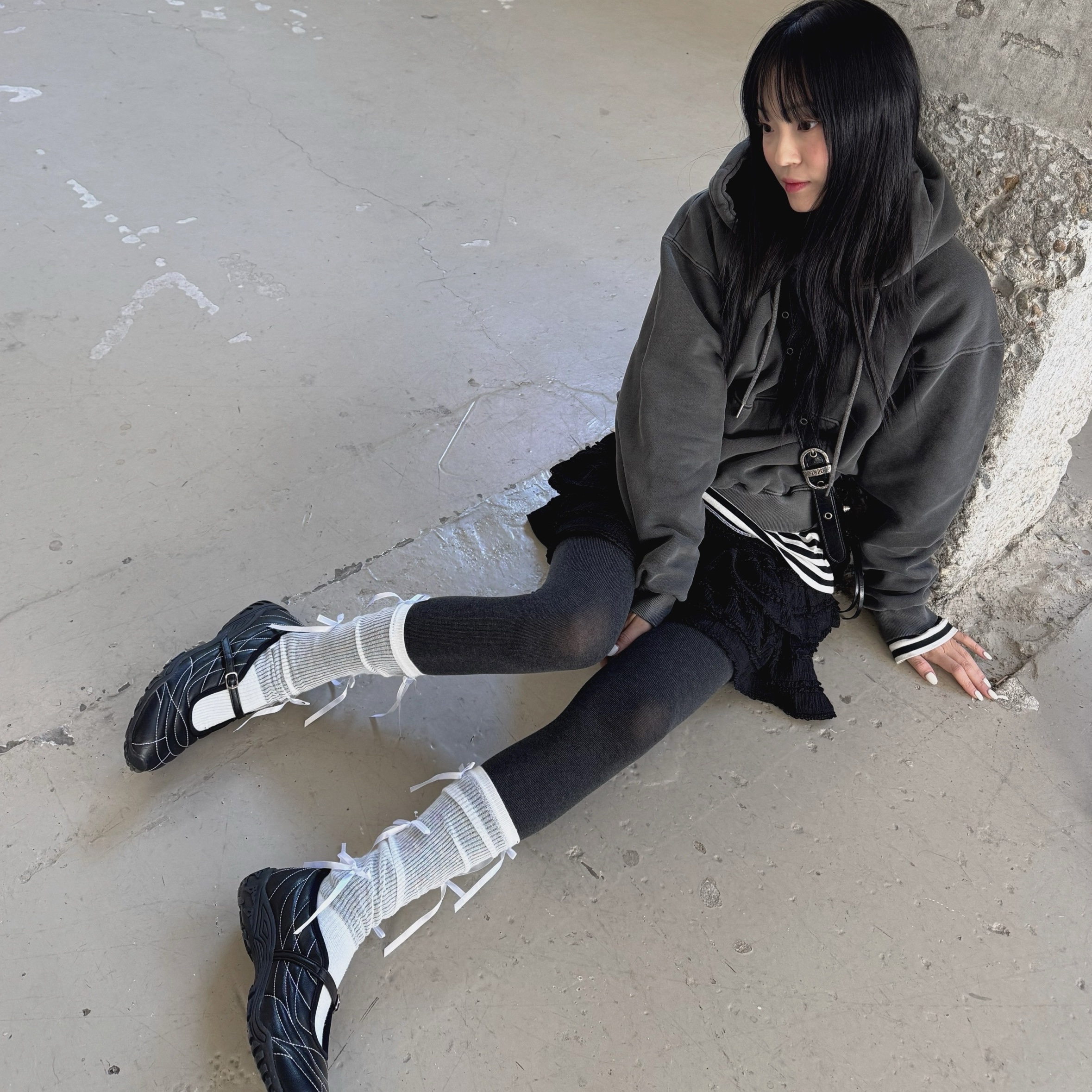COREOFALCHEMY Strap MaryJane Pasdechat Lugsole Black 착용 스타일 - 3