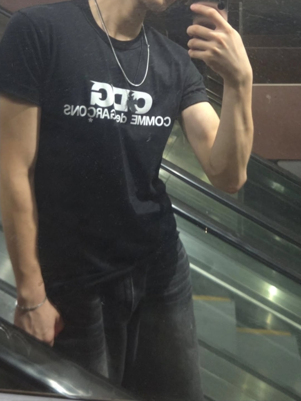 CDG Logo T-Shirt Black, Chrome Hearts Silichrome CH Cross Pendant Black 2022/2023/2025 착용 스타일