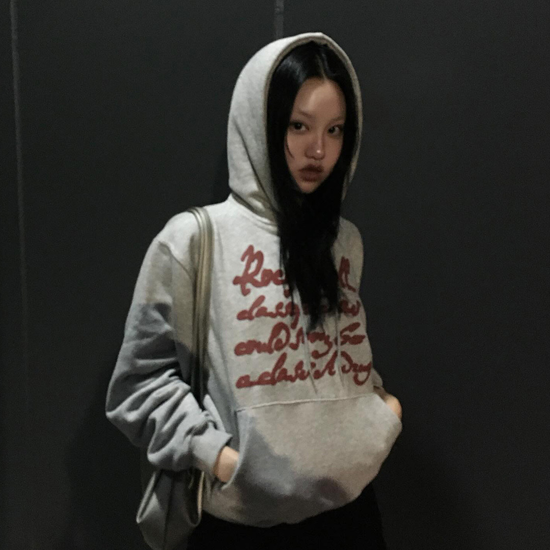 Thevinylhouse Cursive Writing Typo Hoodie Grey 착용 스타일