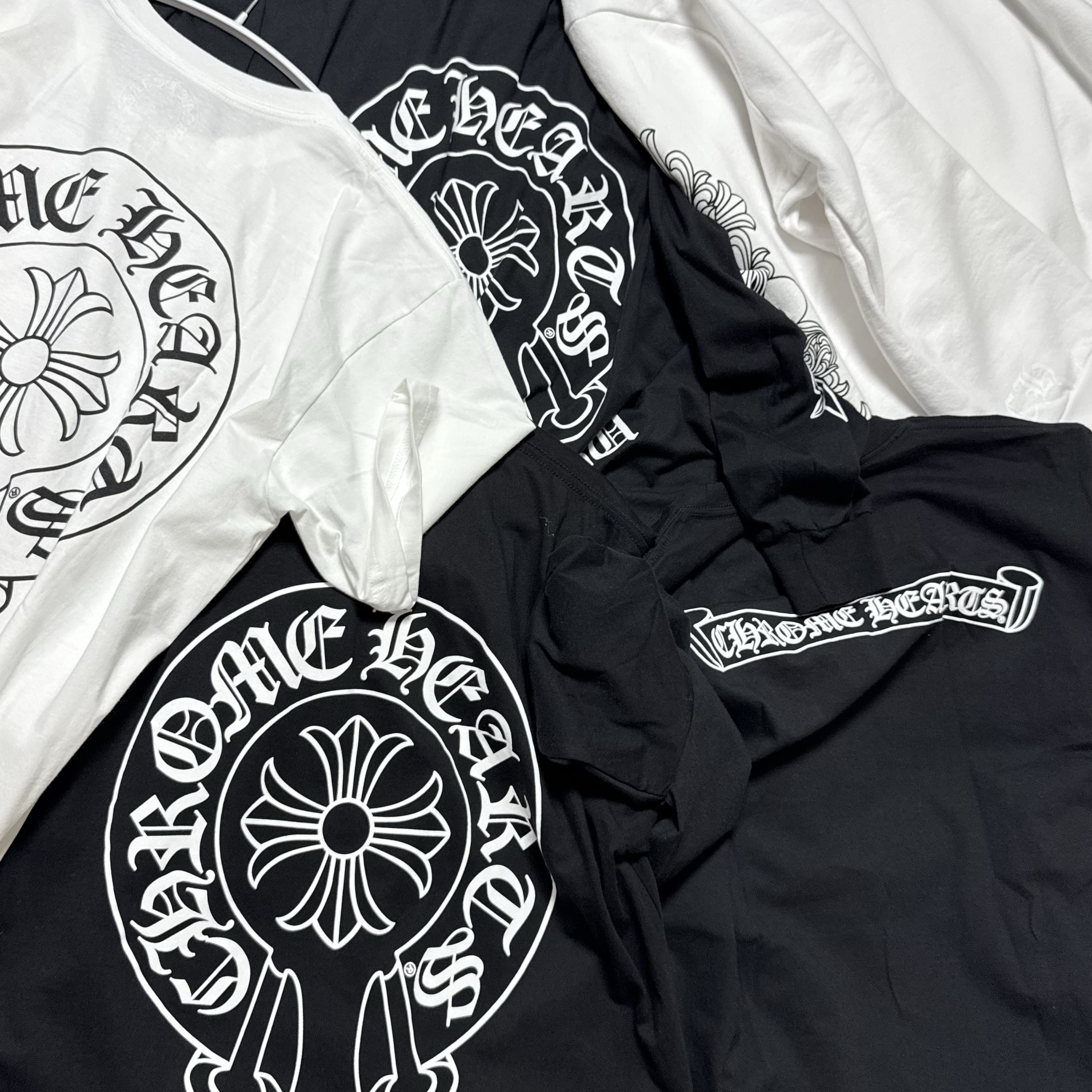 Chrome Hearts Horseshoe Logo Pocket T-Shirt Black, Chrome Hearts Horseshoe Logo Pocket T-Shirt White 착용 스타일