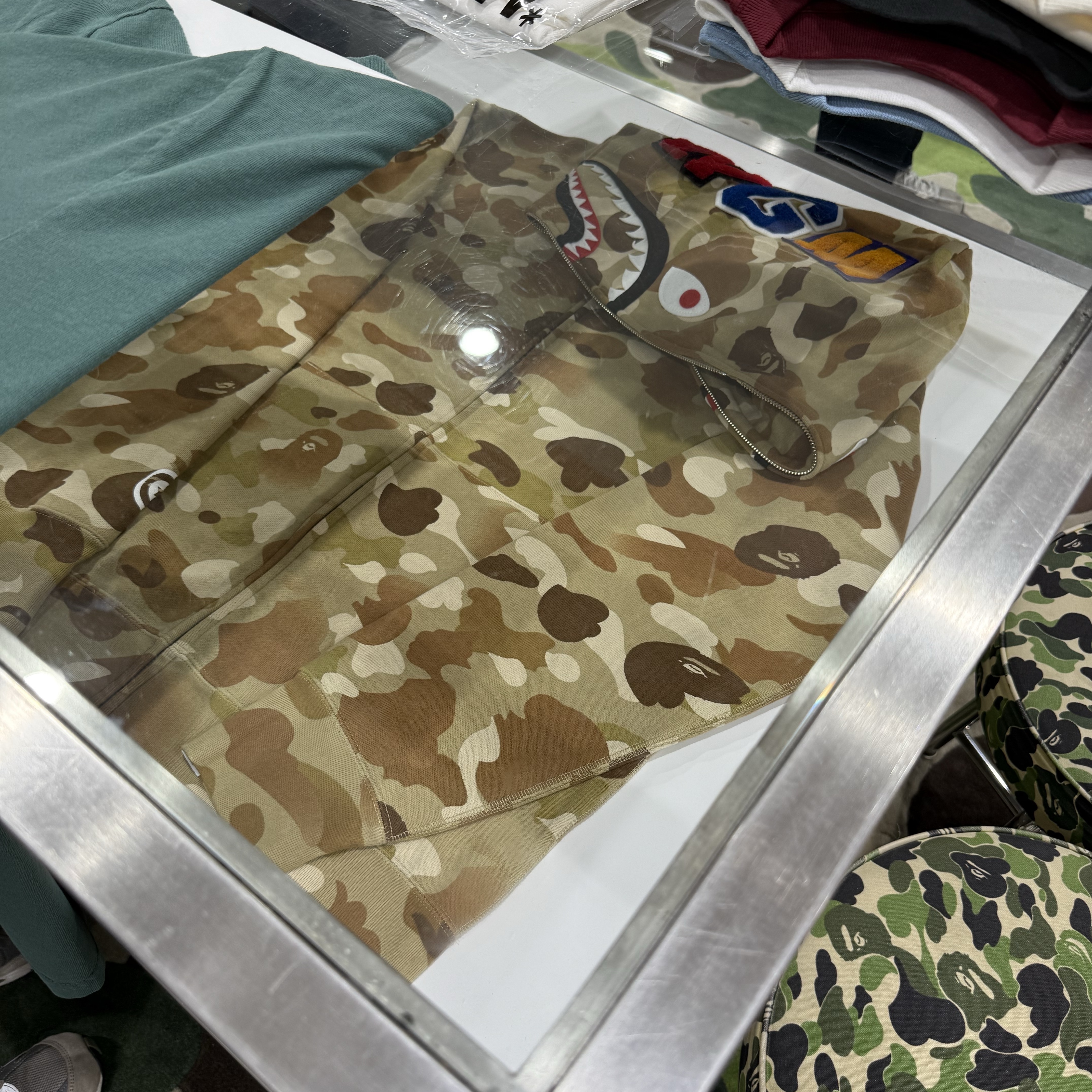 BAPE Gradation Camo Shark Full Zip Hoodie Beige 착용 스타일 - 1