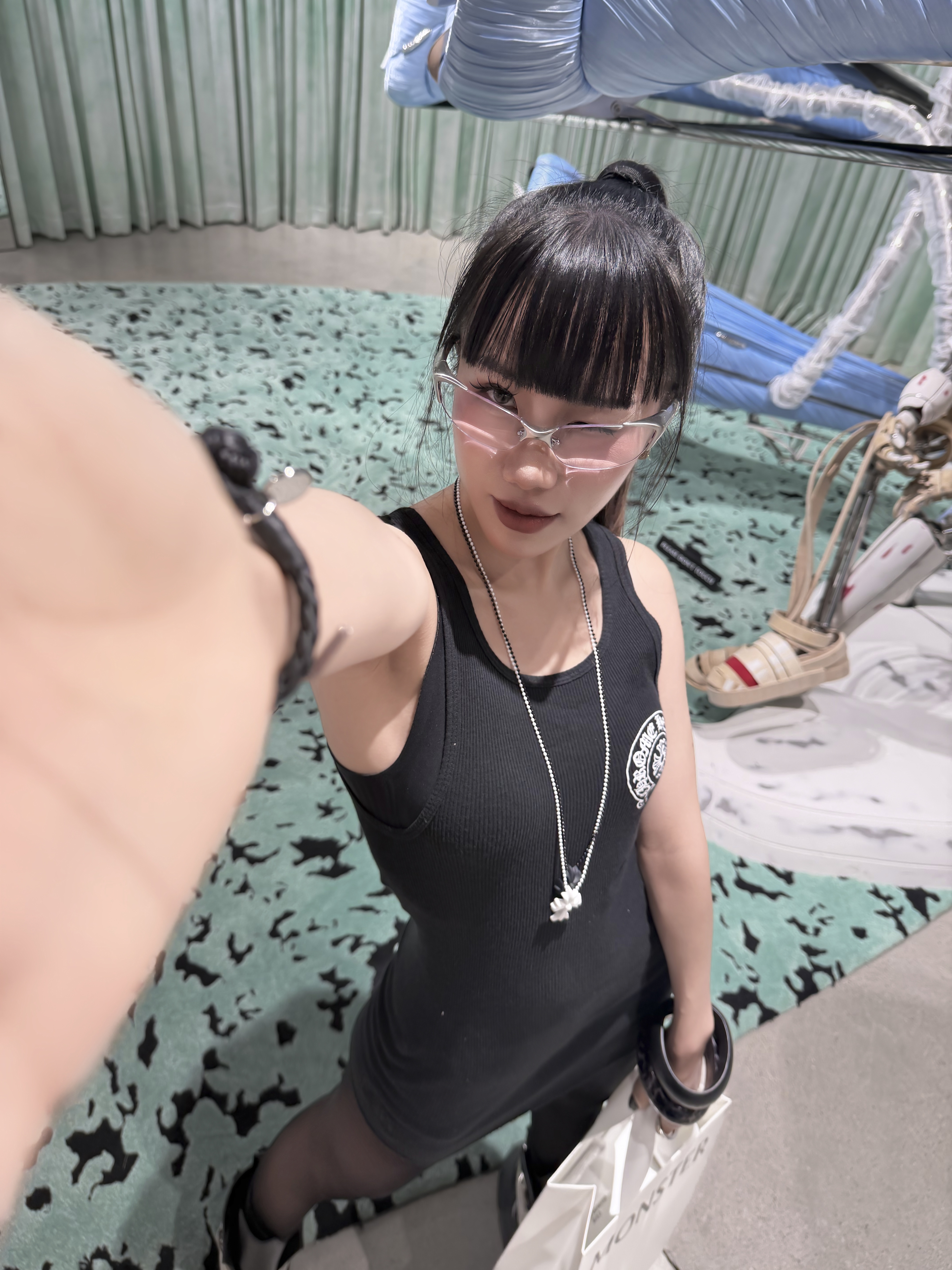 Chrome Hearts Silichrome CH Cross Pendant Black 2022/2023/2025, Chrome Hearts Silichrome CH Cross Pendant White 2022/2023 착용 스타일 - 4
