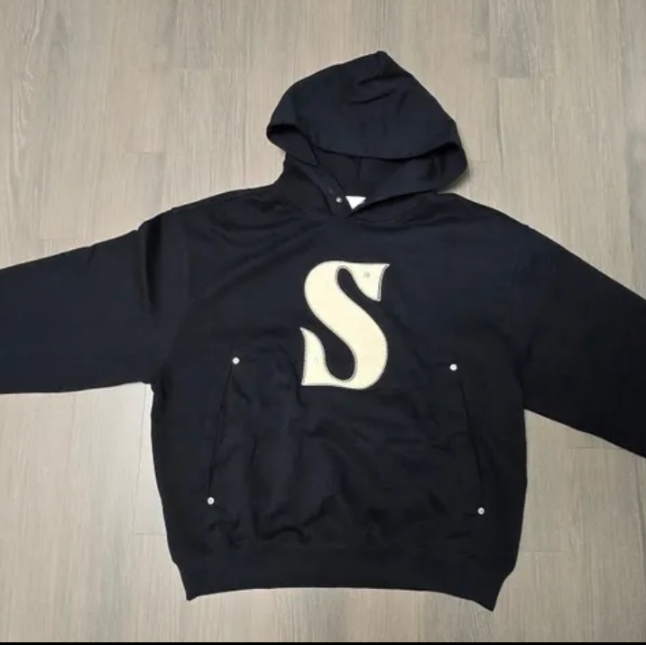 SATUR Rivet Applique Pocket Logo Hoodie Classic Navy 착용 스타일 - 1