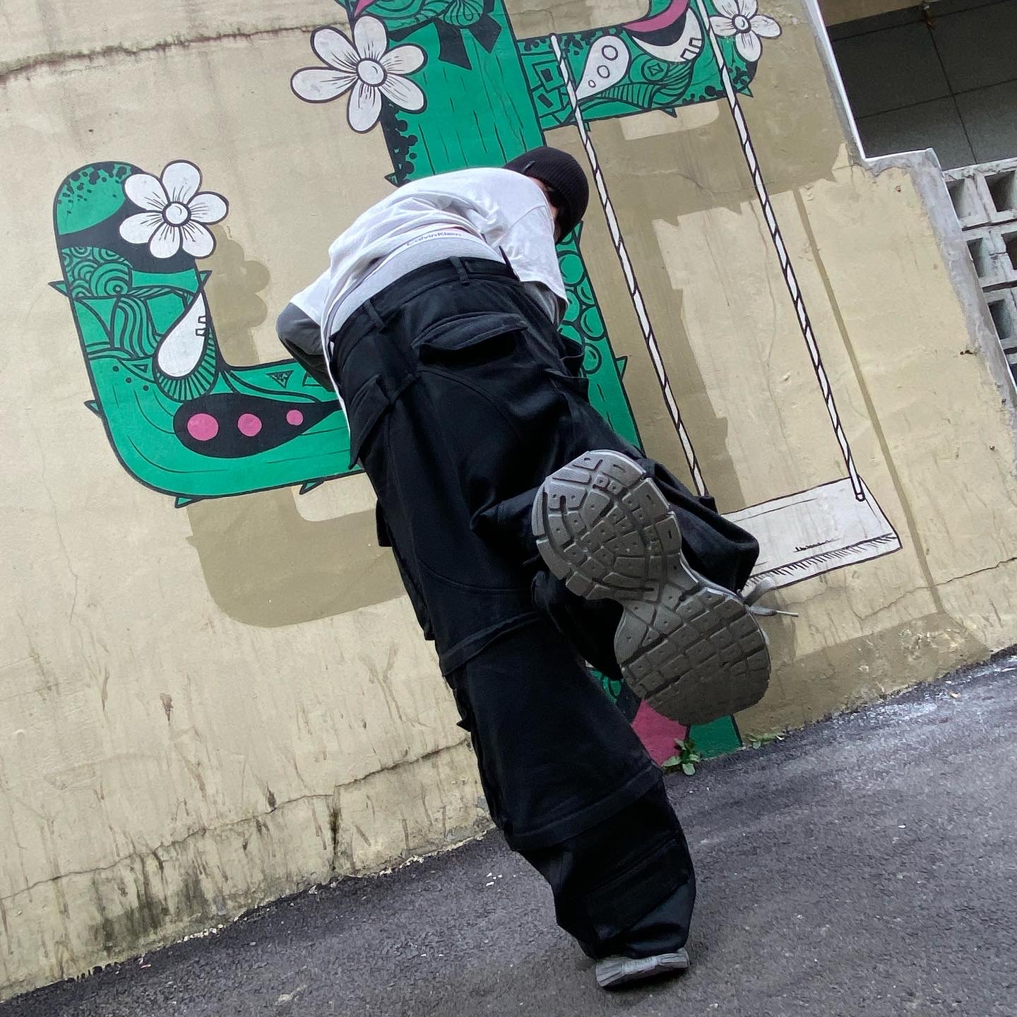 Balenciaga 3XL Sneakers Grey Black, Project G/R Oversized Convertible Cargo Pants Coated Black 착용 스타일