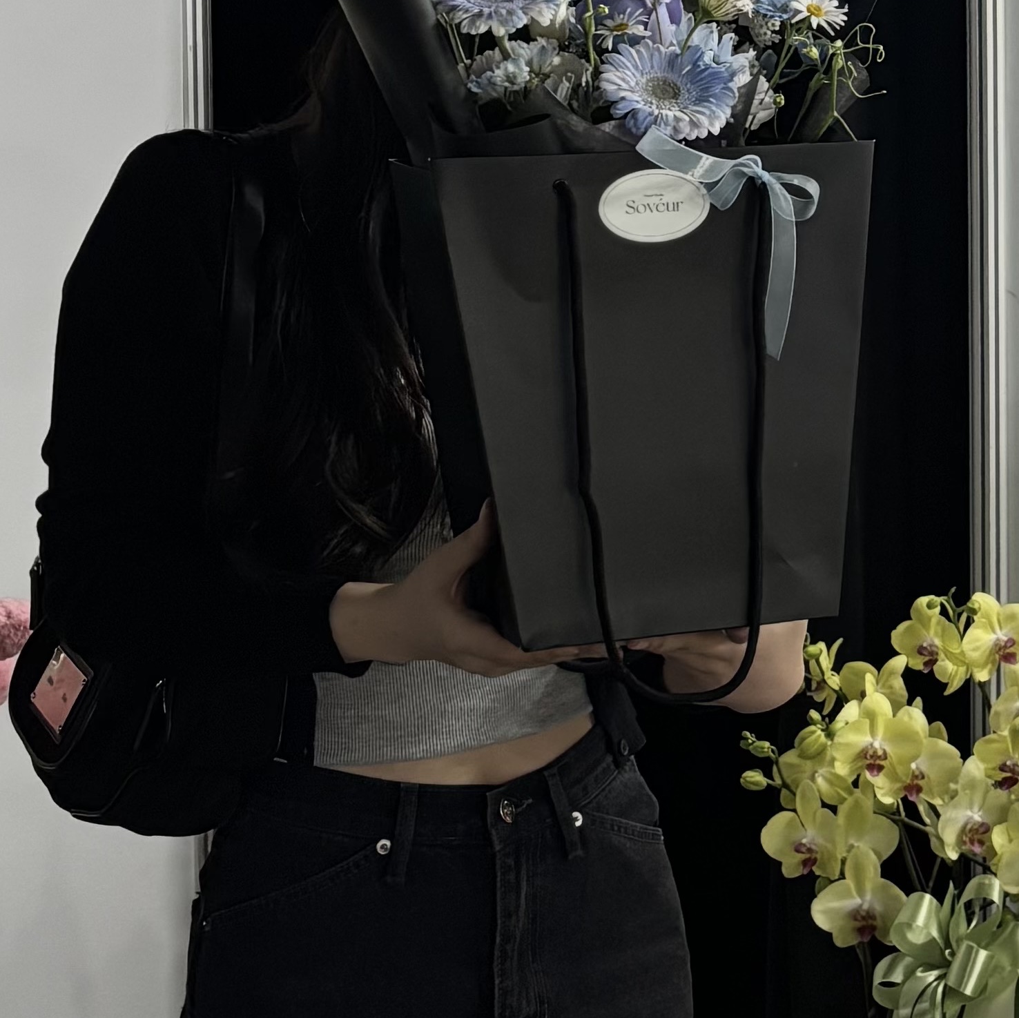 Matin Kim Madeleine Round Bag Black 착용 스타일 - 3