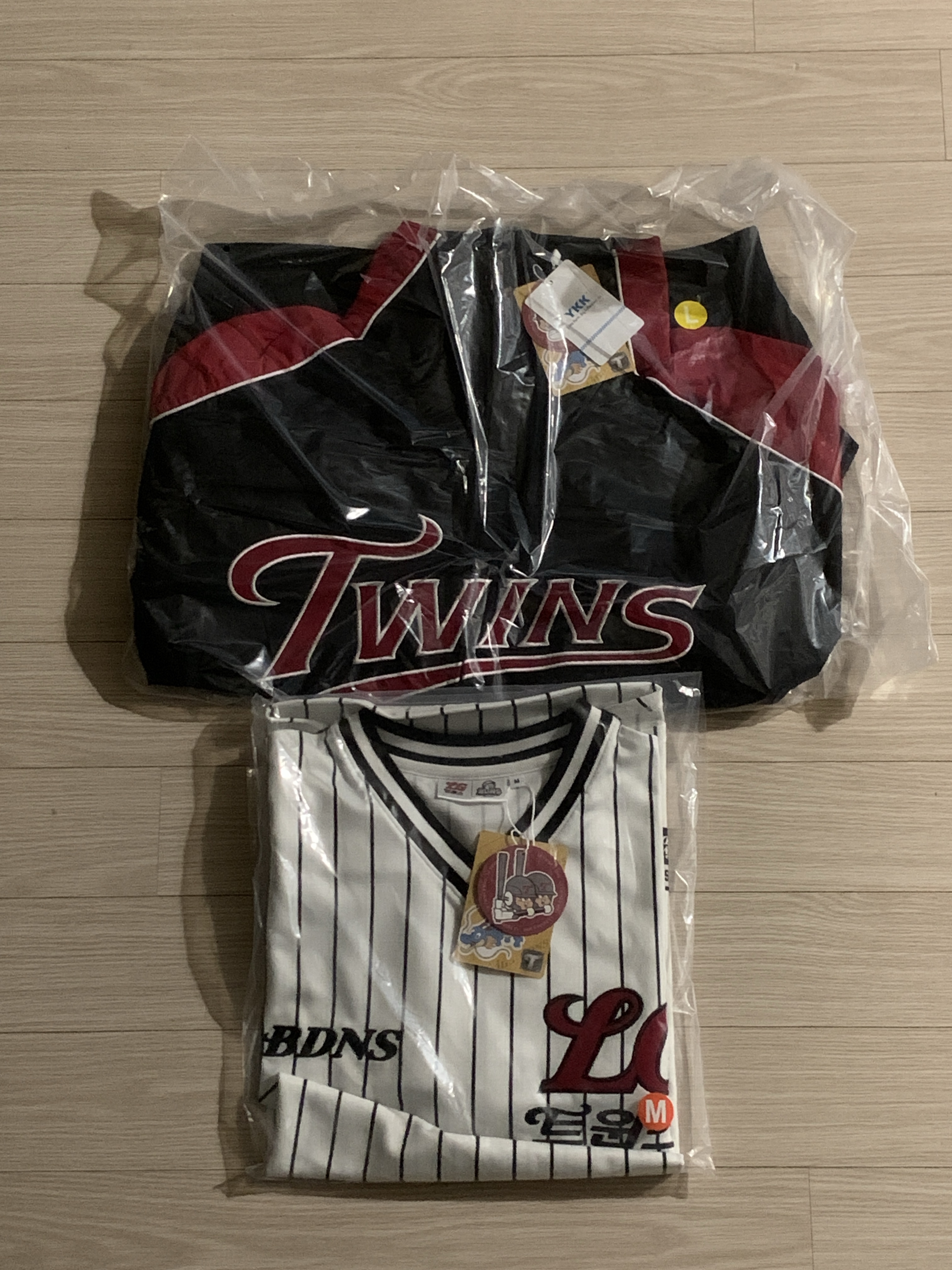 BDNS x LG TWINS Dugout Jacket Ver.2 Red, BDNS x LG TWINS 1990s Baseball Jersey White (Non Marking Ver.) 착용 스타일 - 5