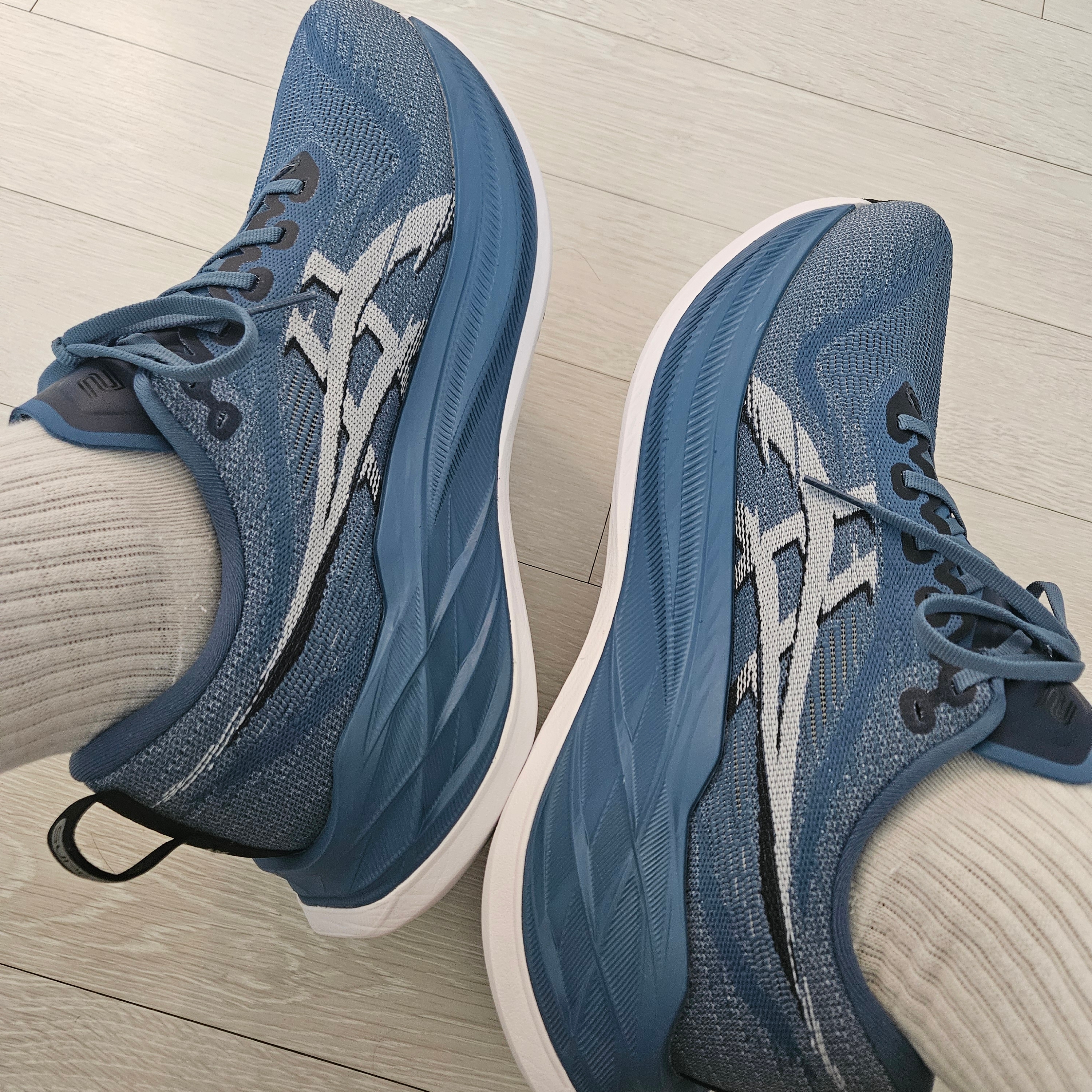 Asics Superblast 2 Winter Sea White 착용 스타일 - 2