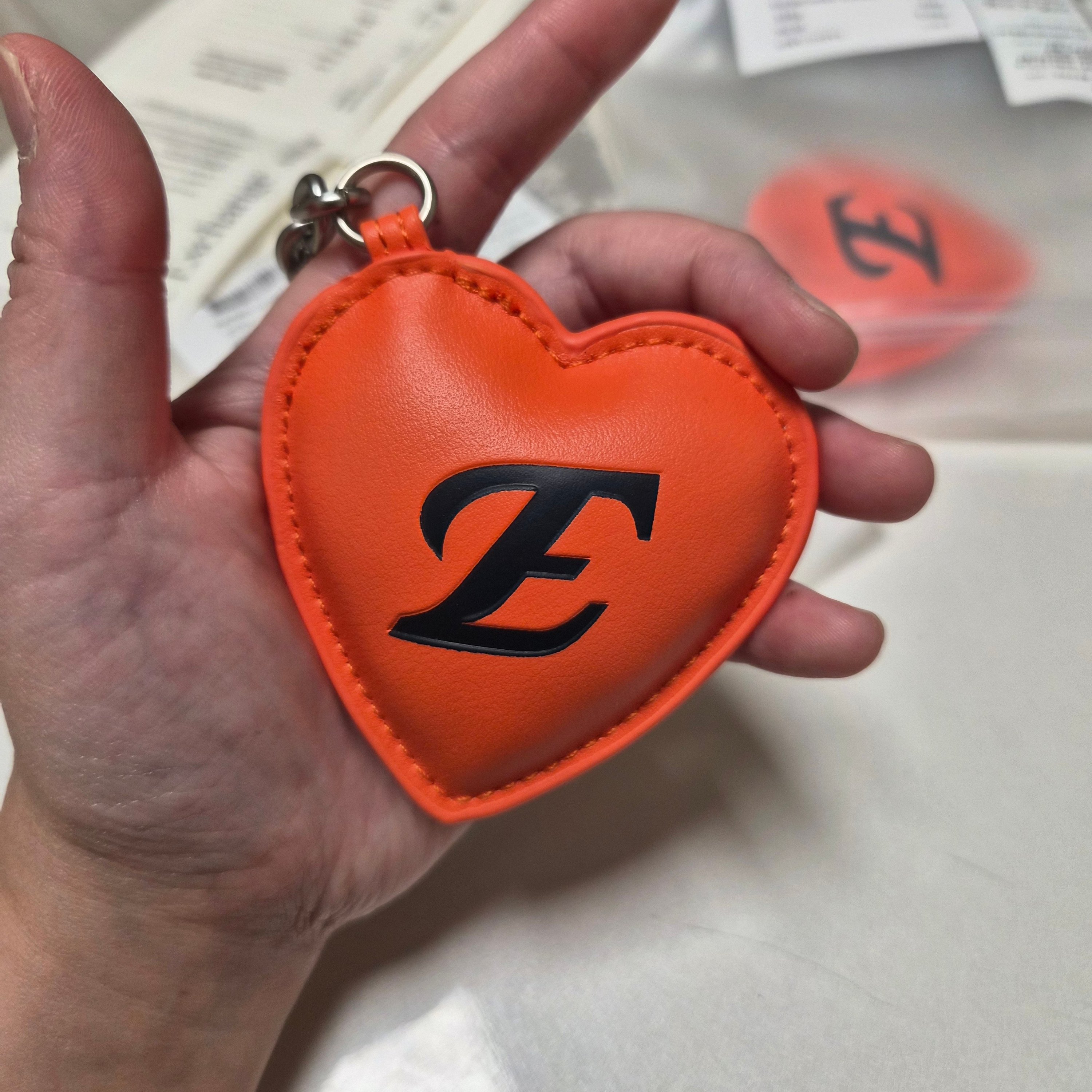 Satur x Hanwha Eagles Heart Keyring Orange 착용 스타일