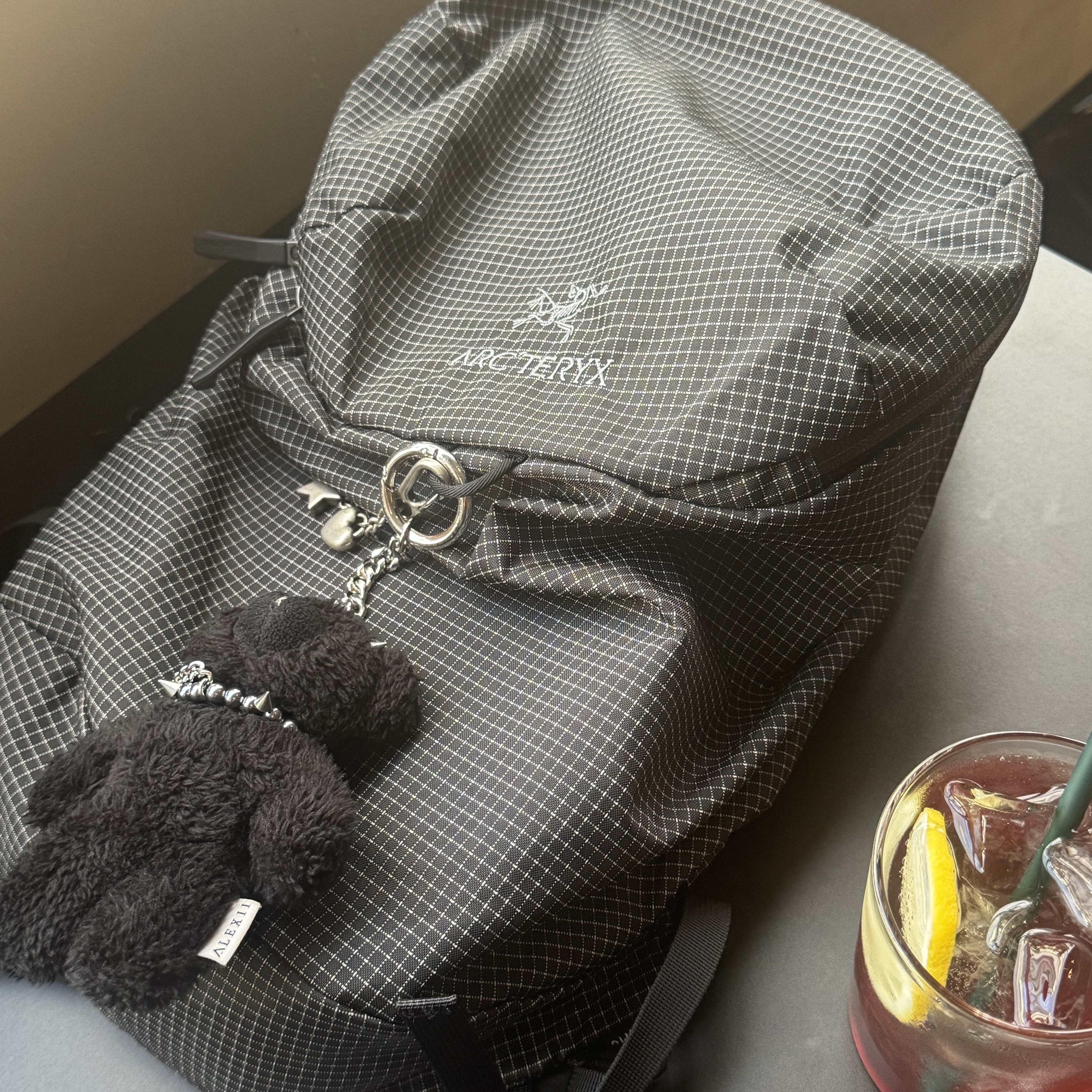 Arc'teryx Konseal 15 Backpack Black 착용 스타일