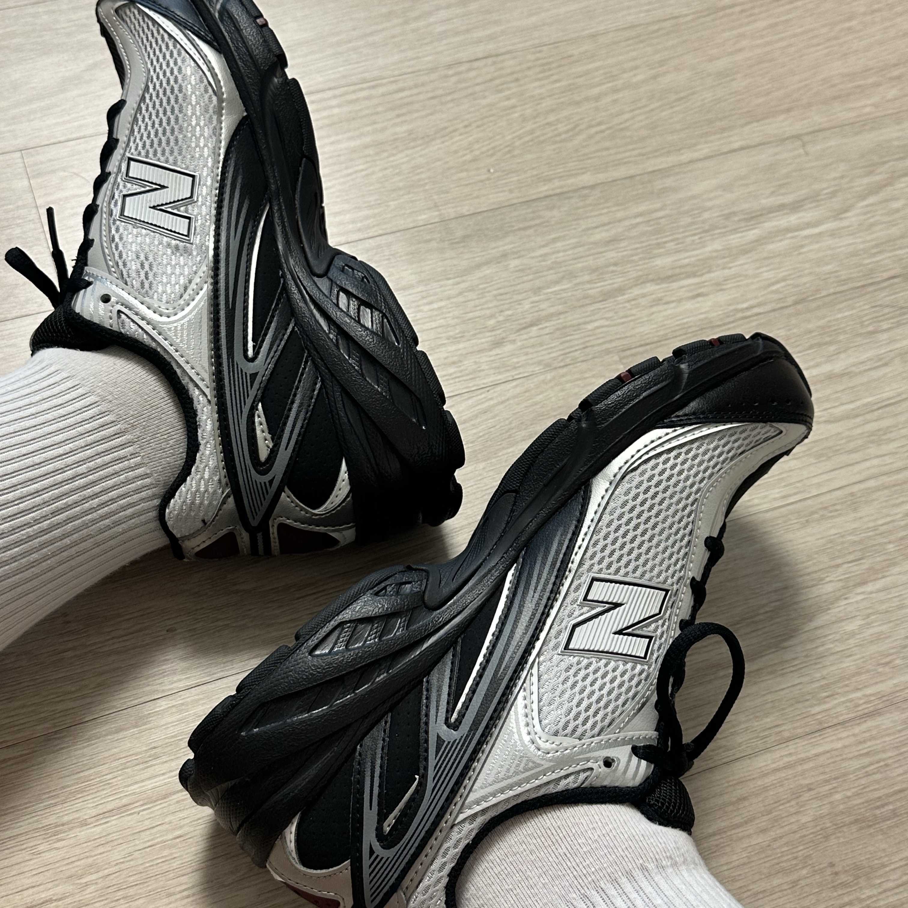 New Balance 509 Black Gray 착용 스타일 - 2