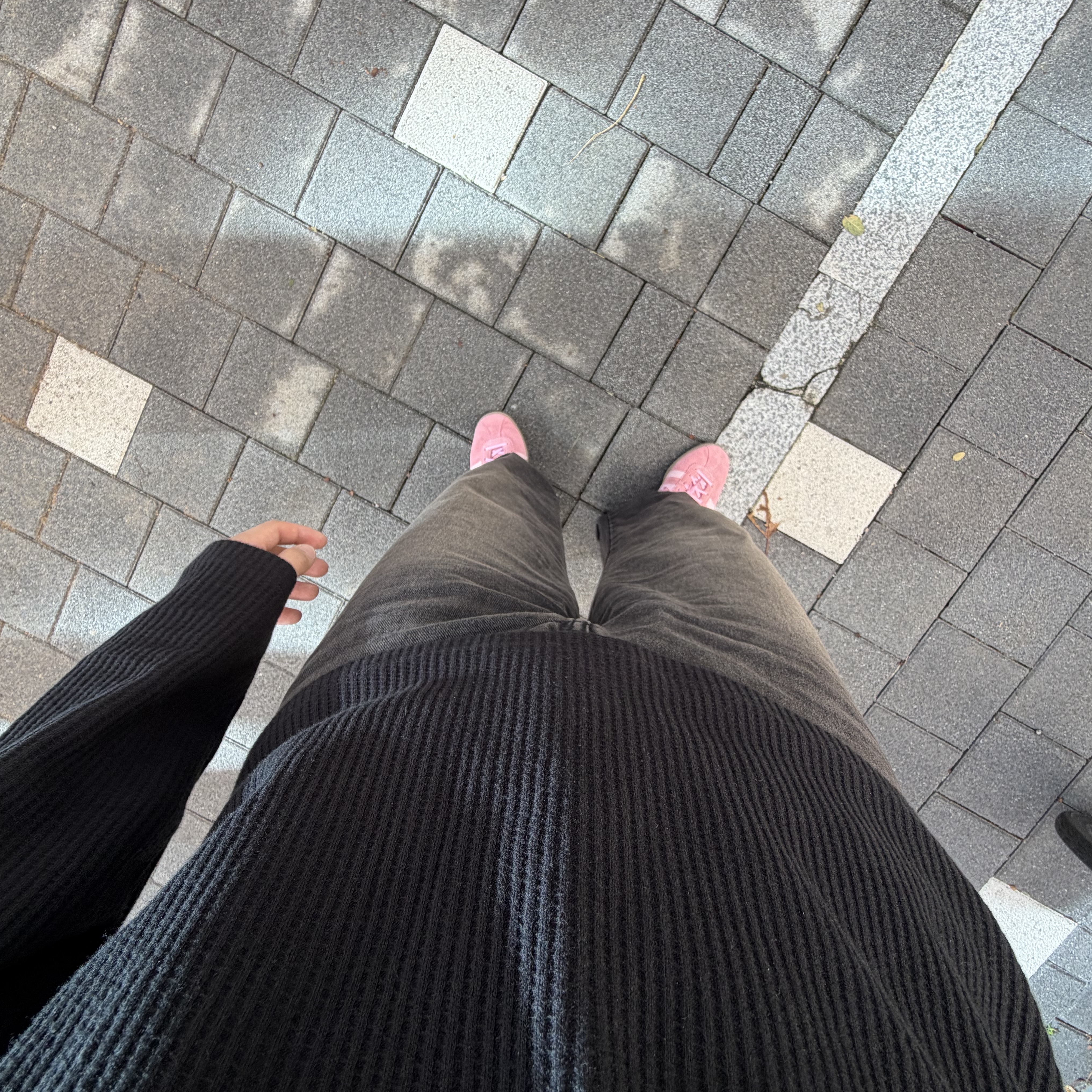 Adidas Bermuda Glow Pink 착용 스타일