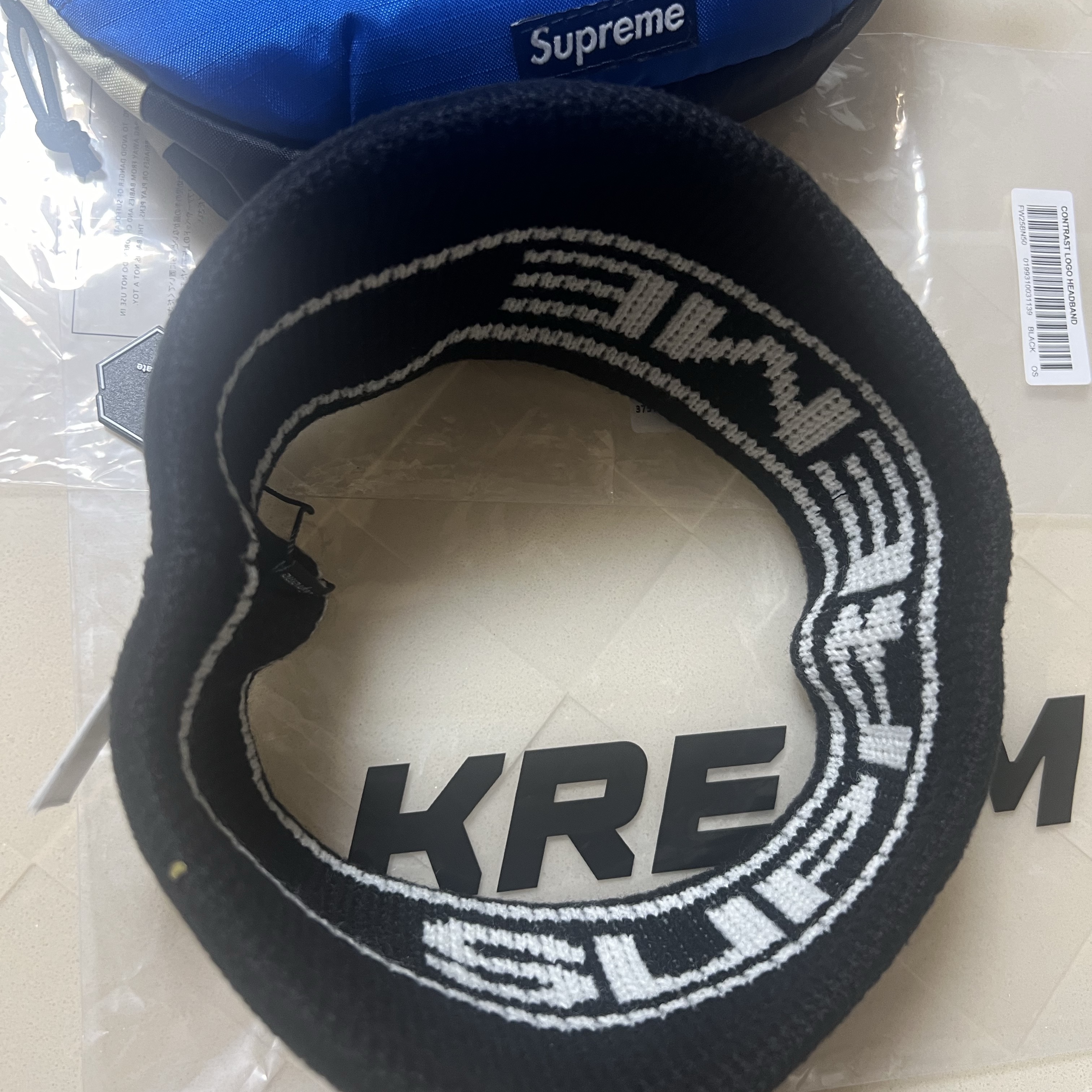 Supreme Contrast Logo Headband Black - 25FW, Supreme Waist Bag Blue - 23FW 착용 스타일 - 1