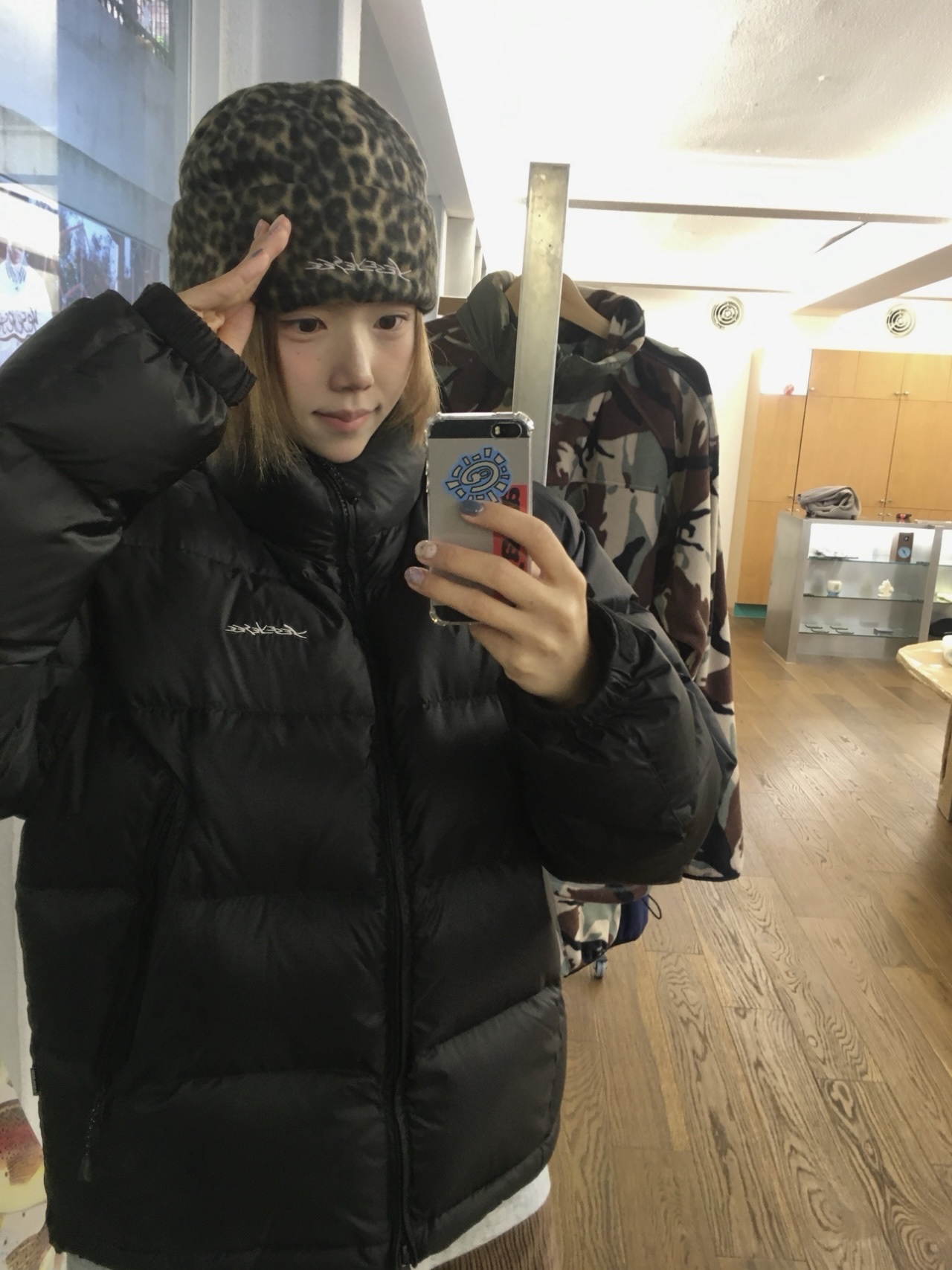 YESEYESEE 5B Fond Down Jacket Light Grey, YESEYESEE Y.E.S Pocket Washed Sweatpants Dark Grey 착용 스타일 - 4