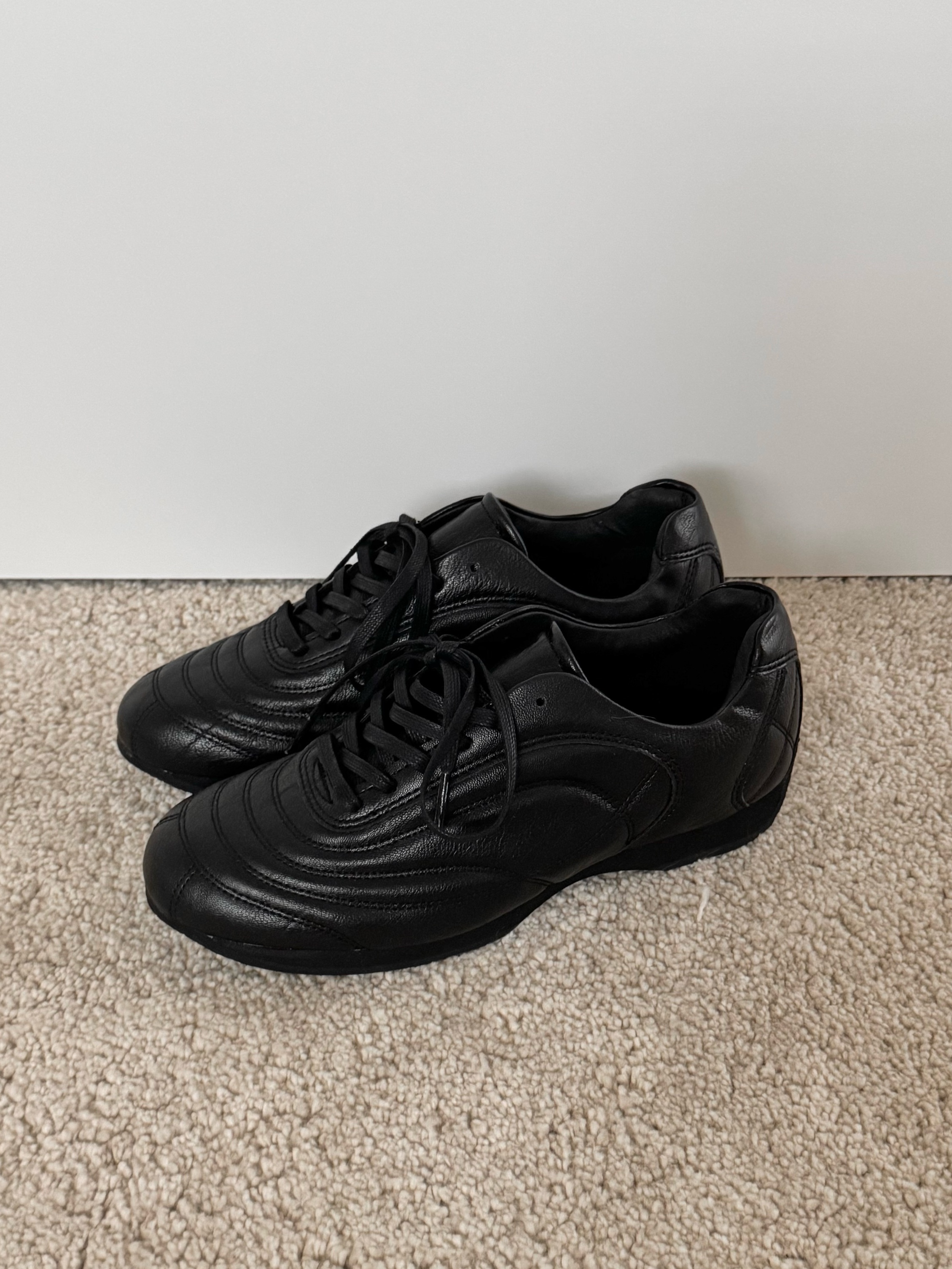 COREOFALCHEMY Stitch Sneakers Aterre Black 착용 스타일 - 4