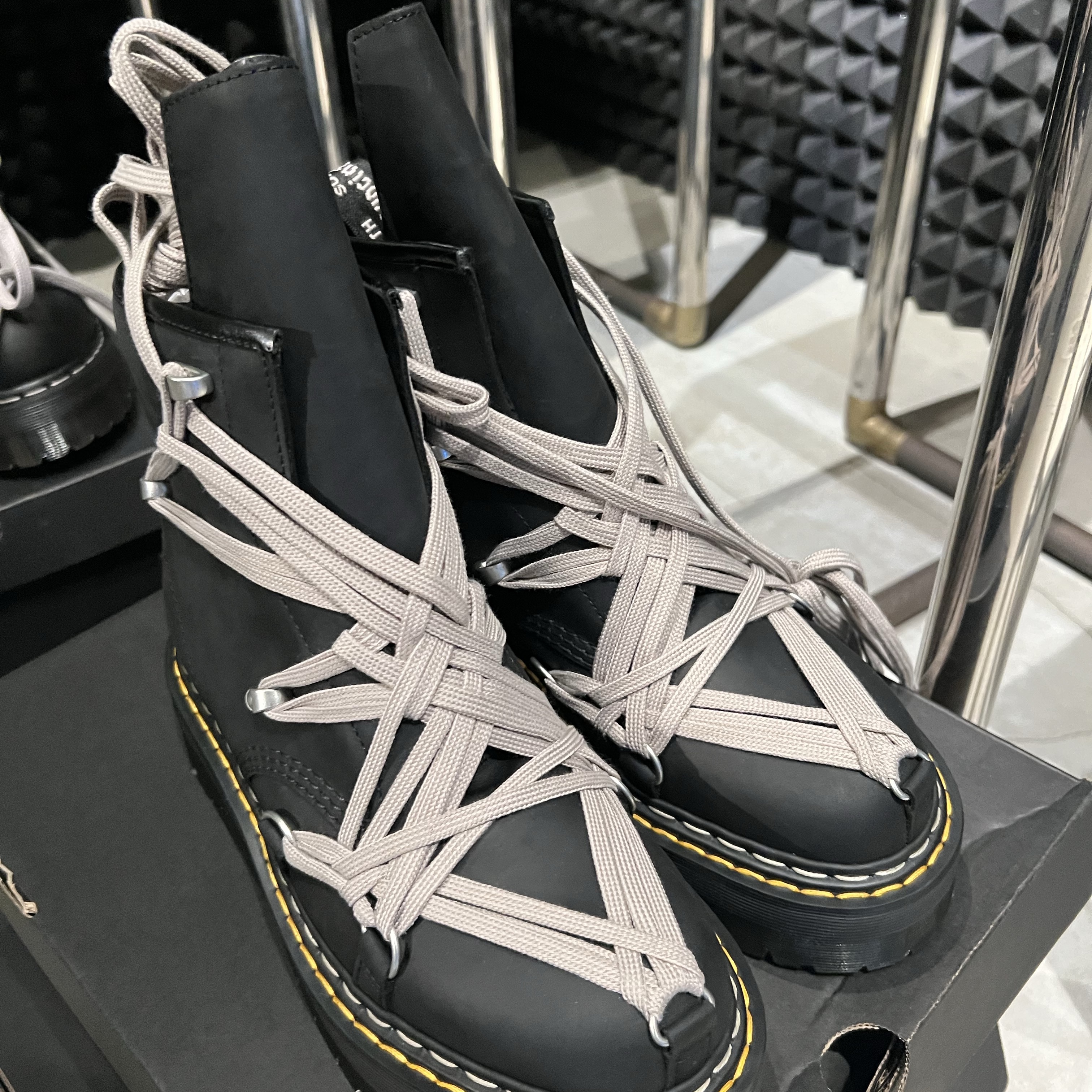 Dr. Martens x Rick Owens 1460 Quad Sole Mega Lace Boots Black 착용 스타일 - 1