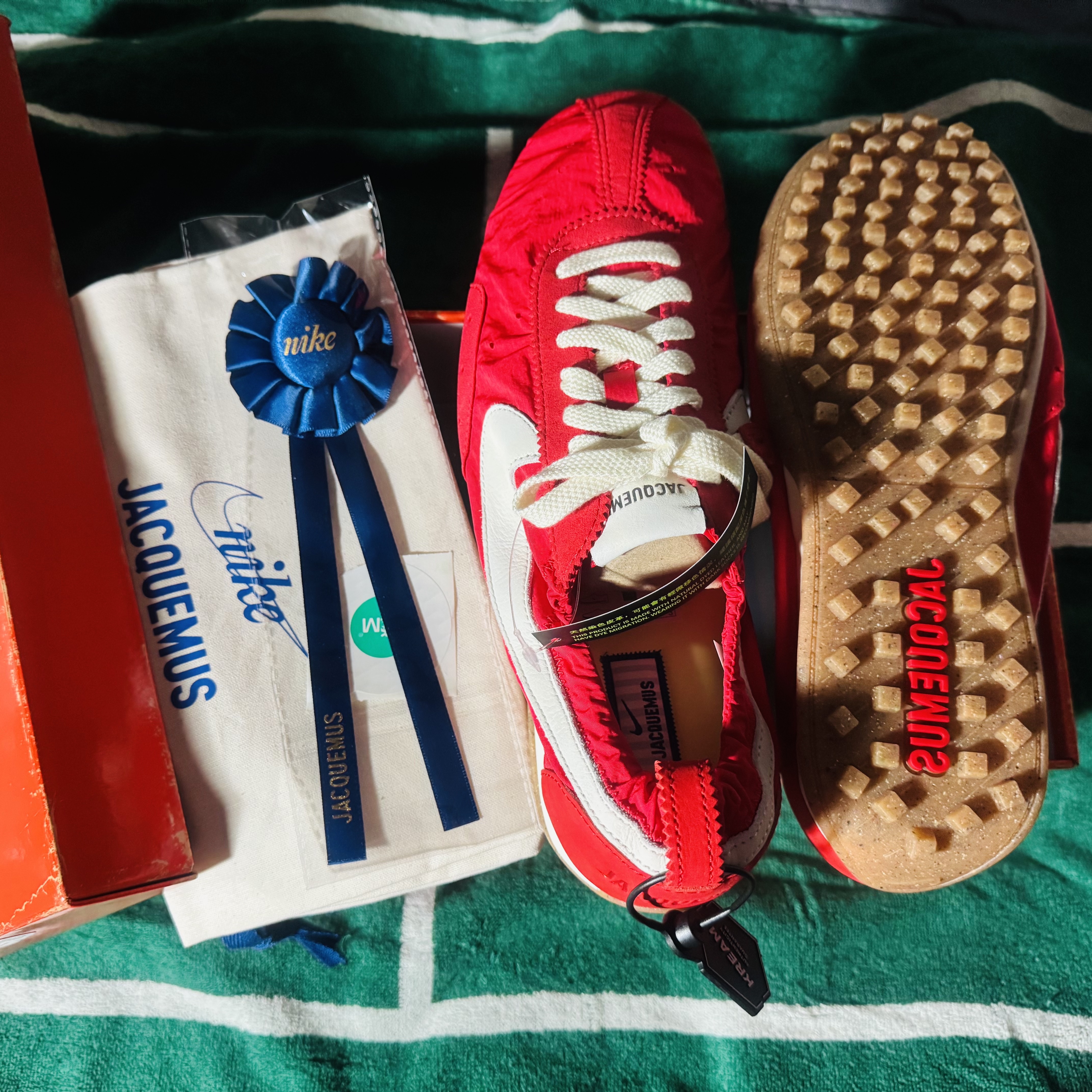 Nike x Jacquemus Moon Shoe SP University Red and Bicycle Yellow 착용 스타일 - 1