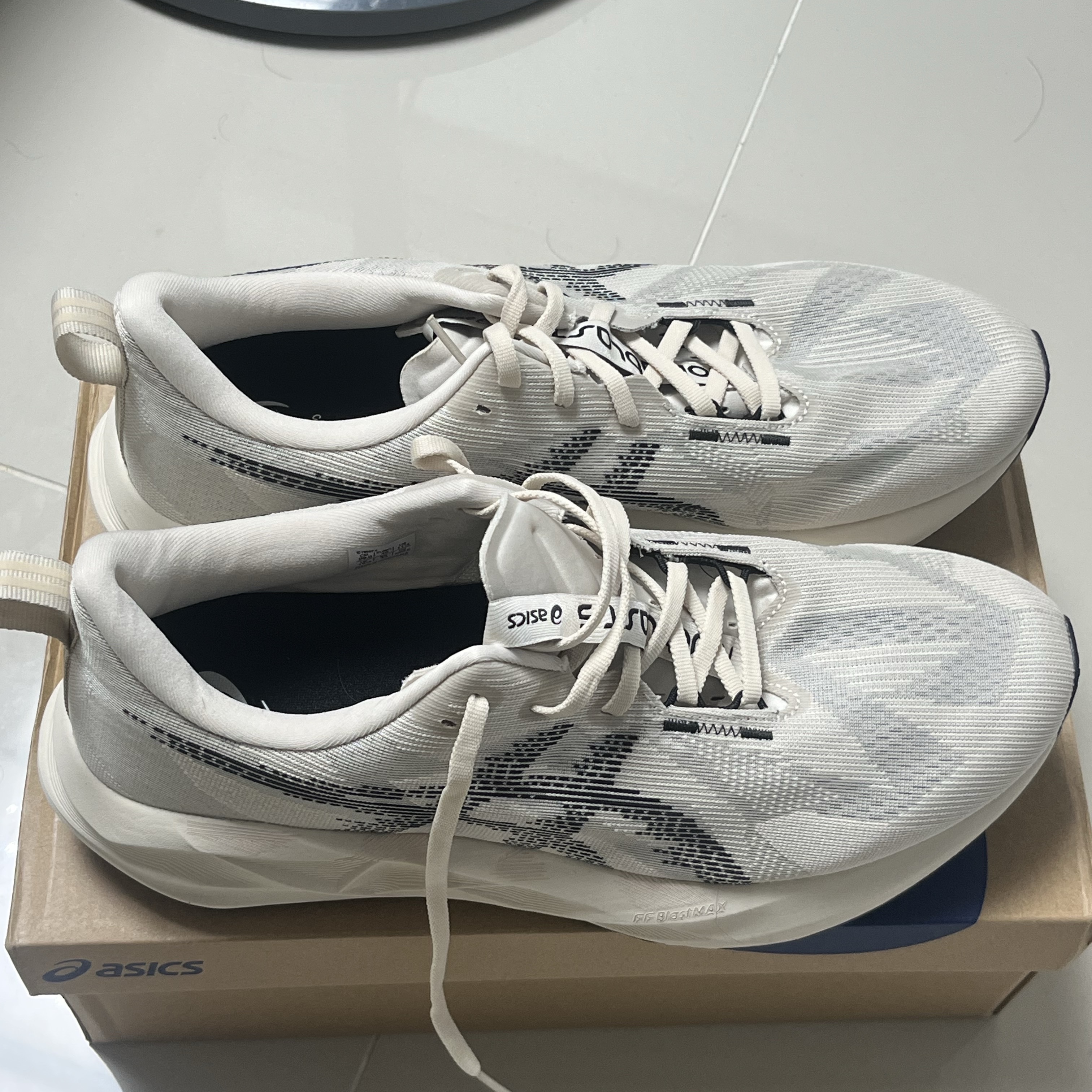 Asics Novablast 5 Oatmeal Black - D Standard 착용 스타일