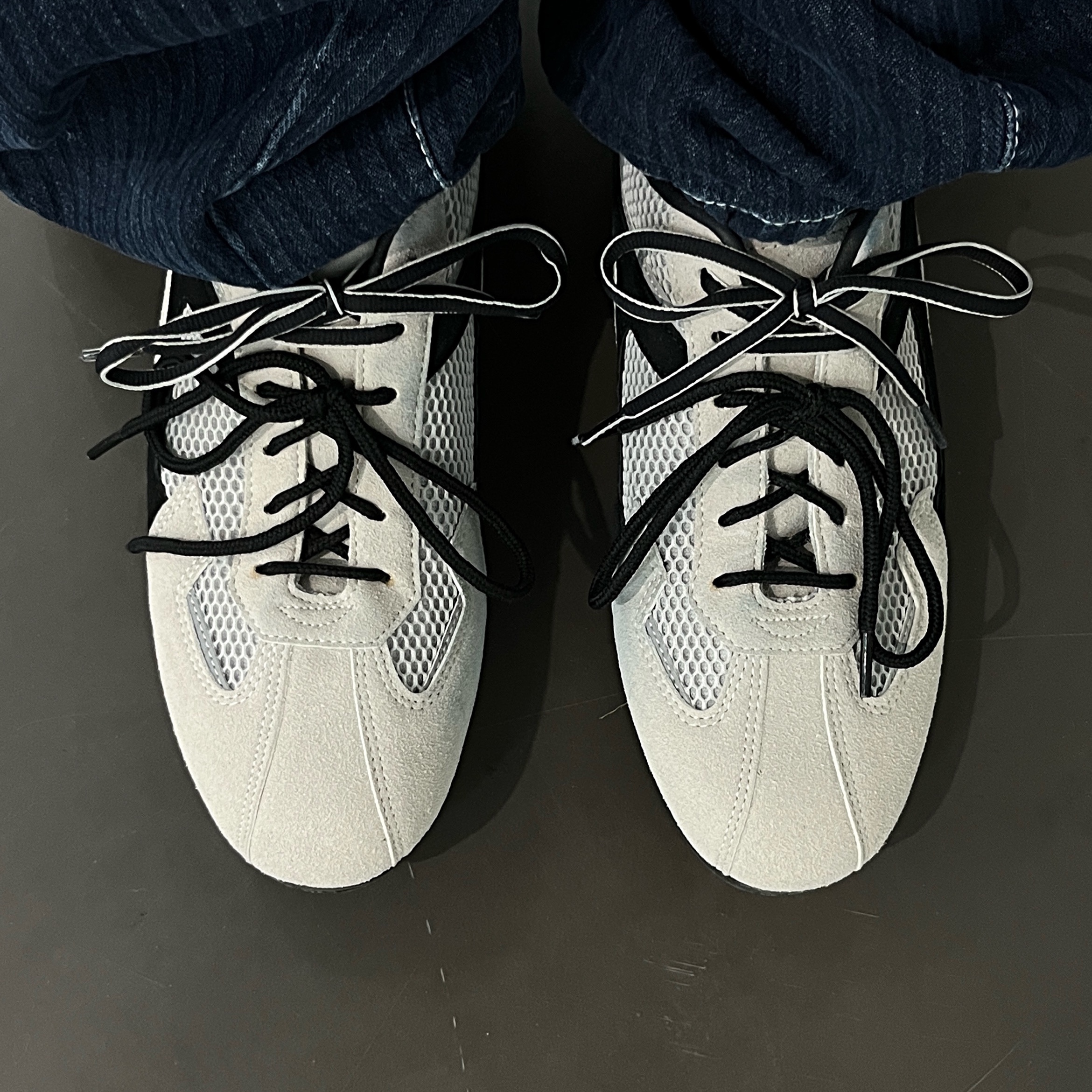 COREOFALCHEMY Mesh Ferme Training Shoes Gray 착용 스타일 - 2