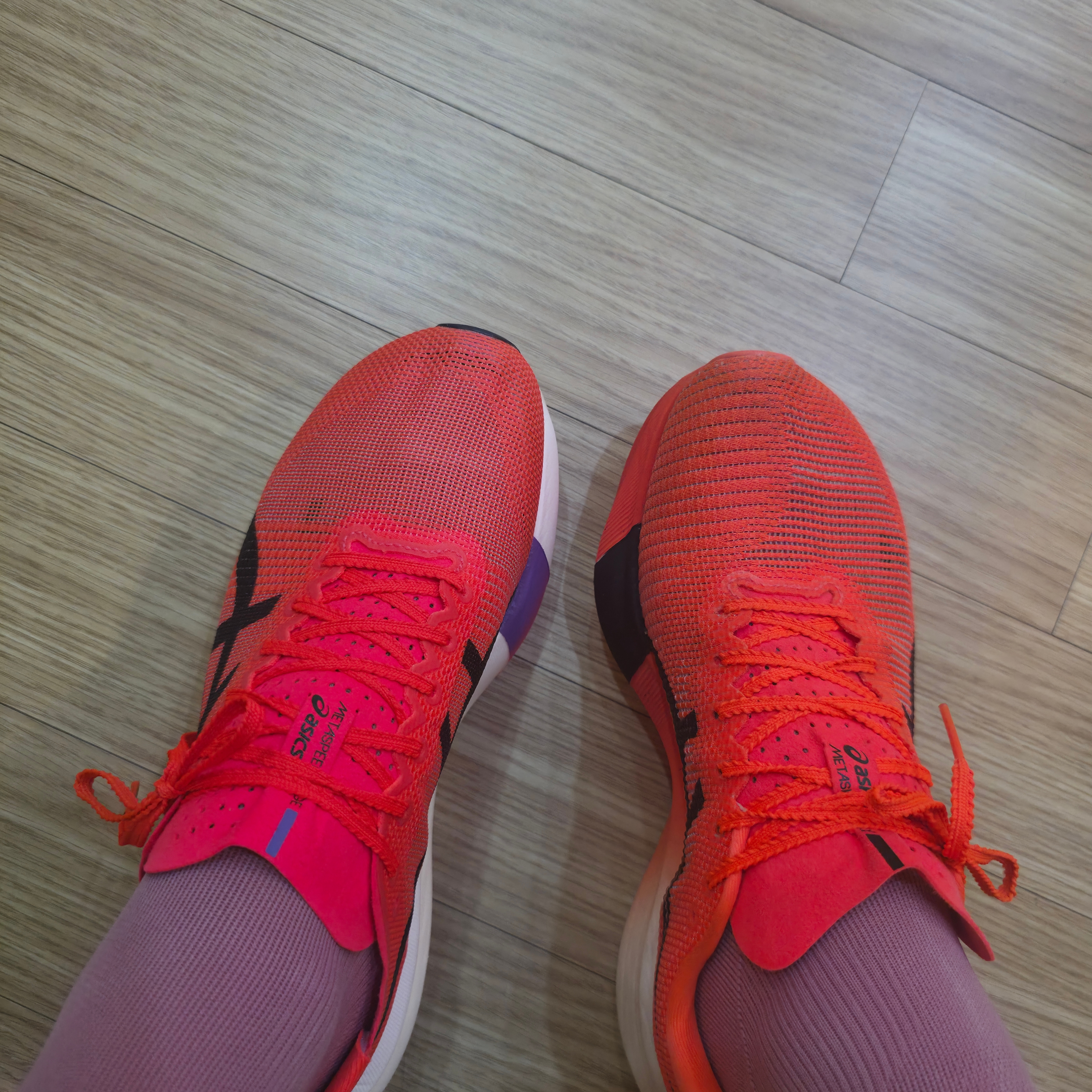 Asics Metaspeed Edge Tokyo Flash Red Black, Asics Metaspeed Sky Paris Sunrise Red Black 착용 스타일