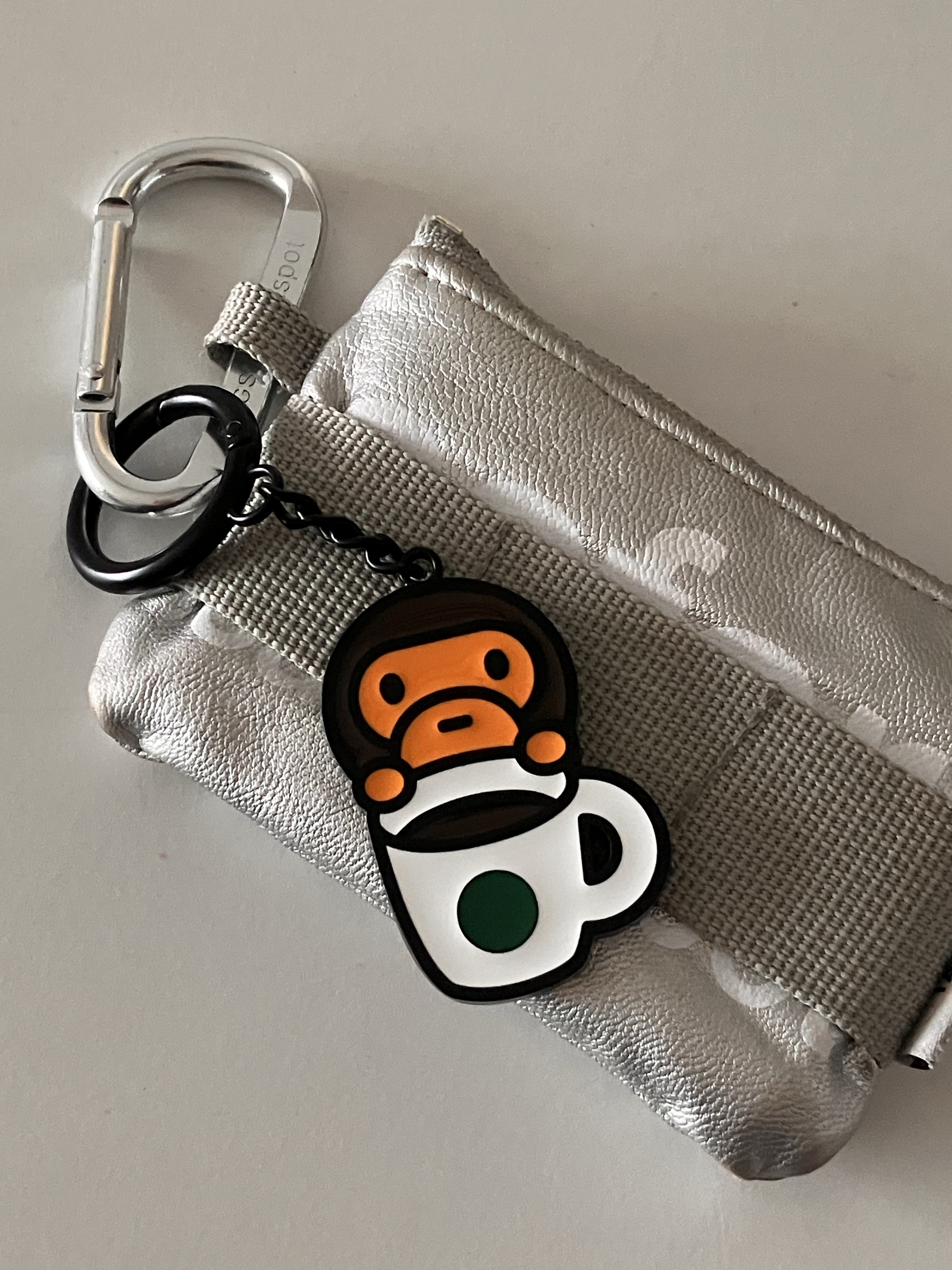 [KREAM 단독] Safarispot Basic Safari Keyring Card Wallet Sliver, Starbucks x BAPE Baby Milo Keychain 착용 스타일