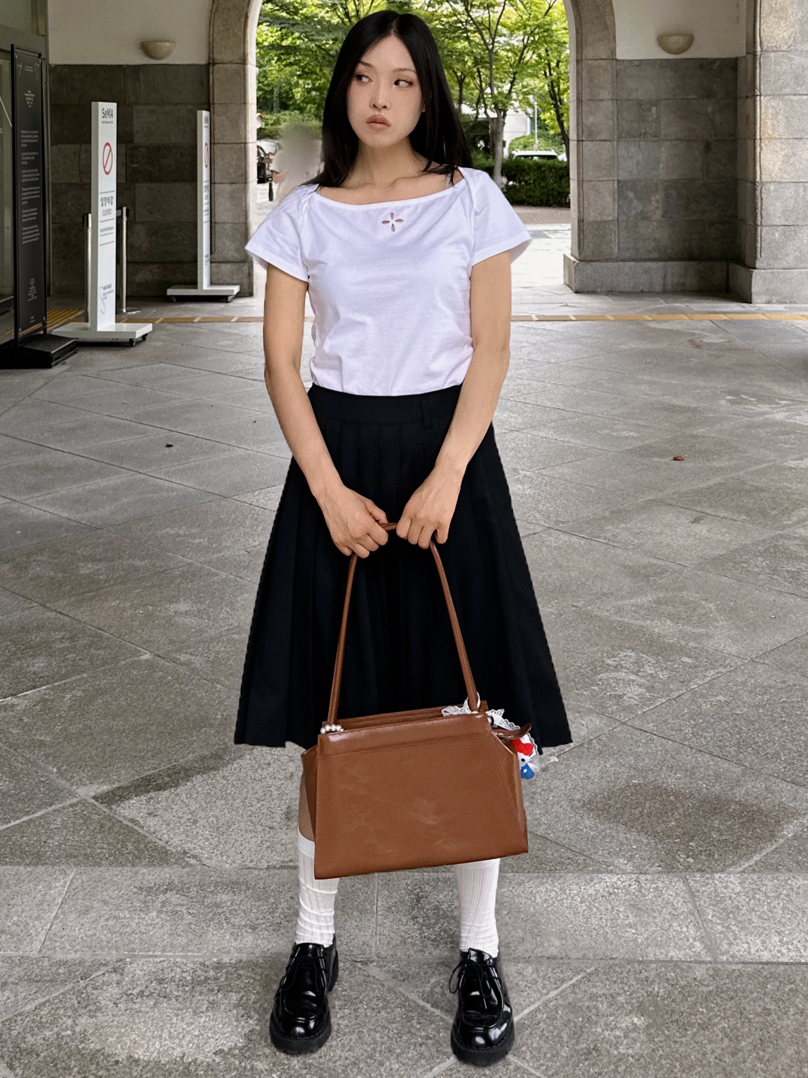 Riomeu Signature Boat Neck Line T-shirt White 착용 스타일 - 2