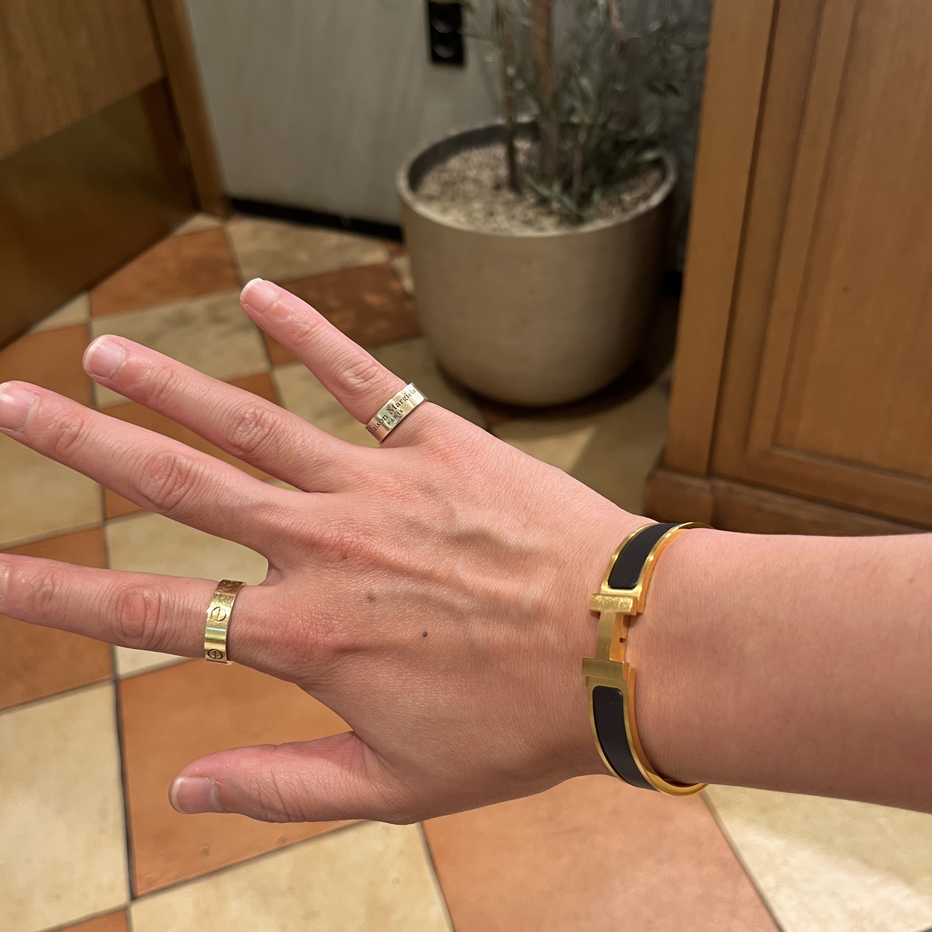Hermes Clic HH Bracelet Gold & Noir Mat 착용 스타일 - 2