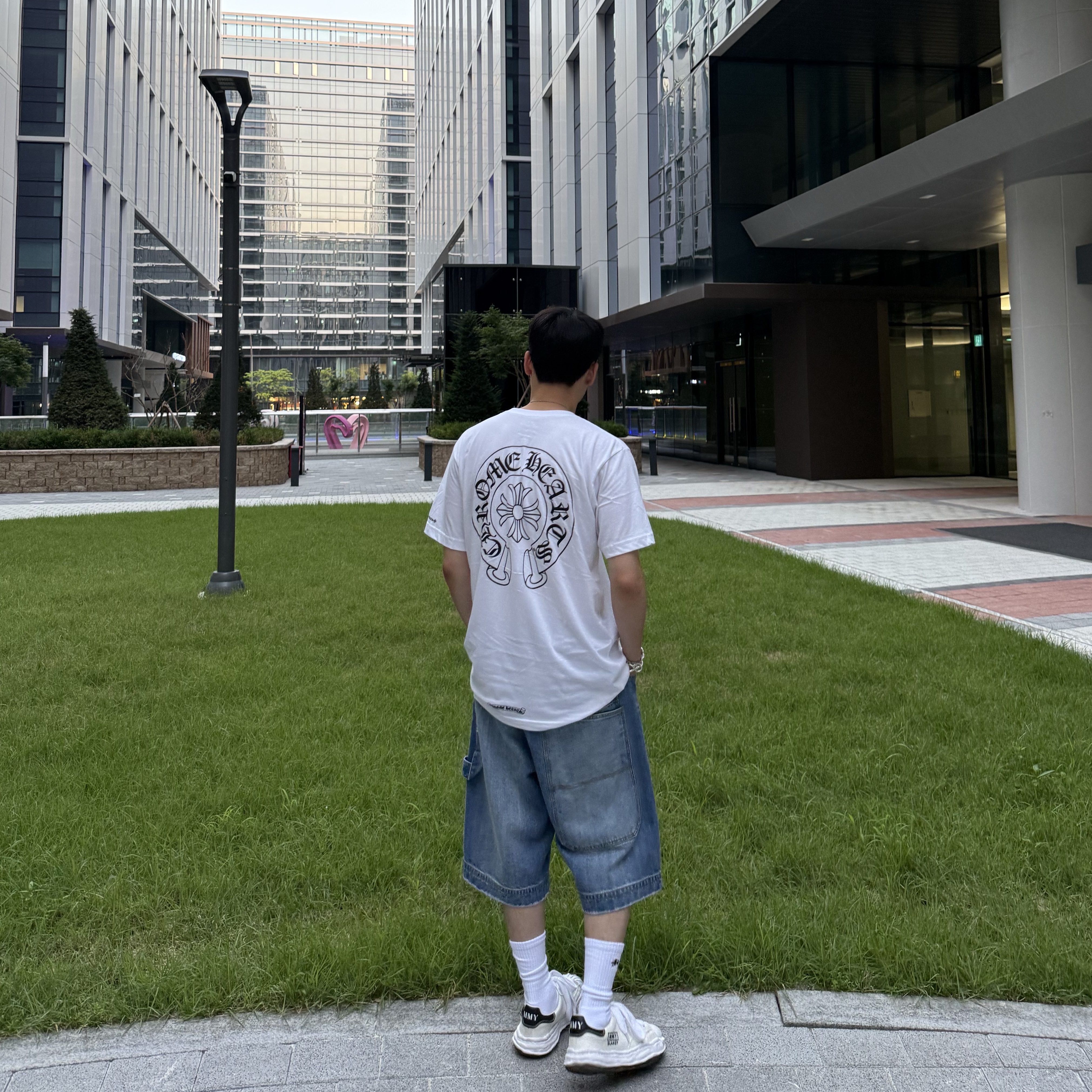 Stussy Small Stock Crew Socks White (3 Pack), Maison Mihara Yasuhiro Blakey OG Sole Canvas Low-top Sneakers White 착용 스타일