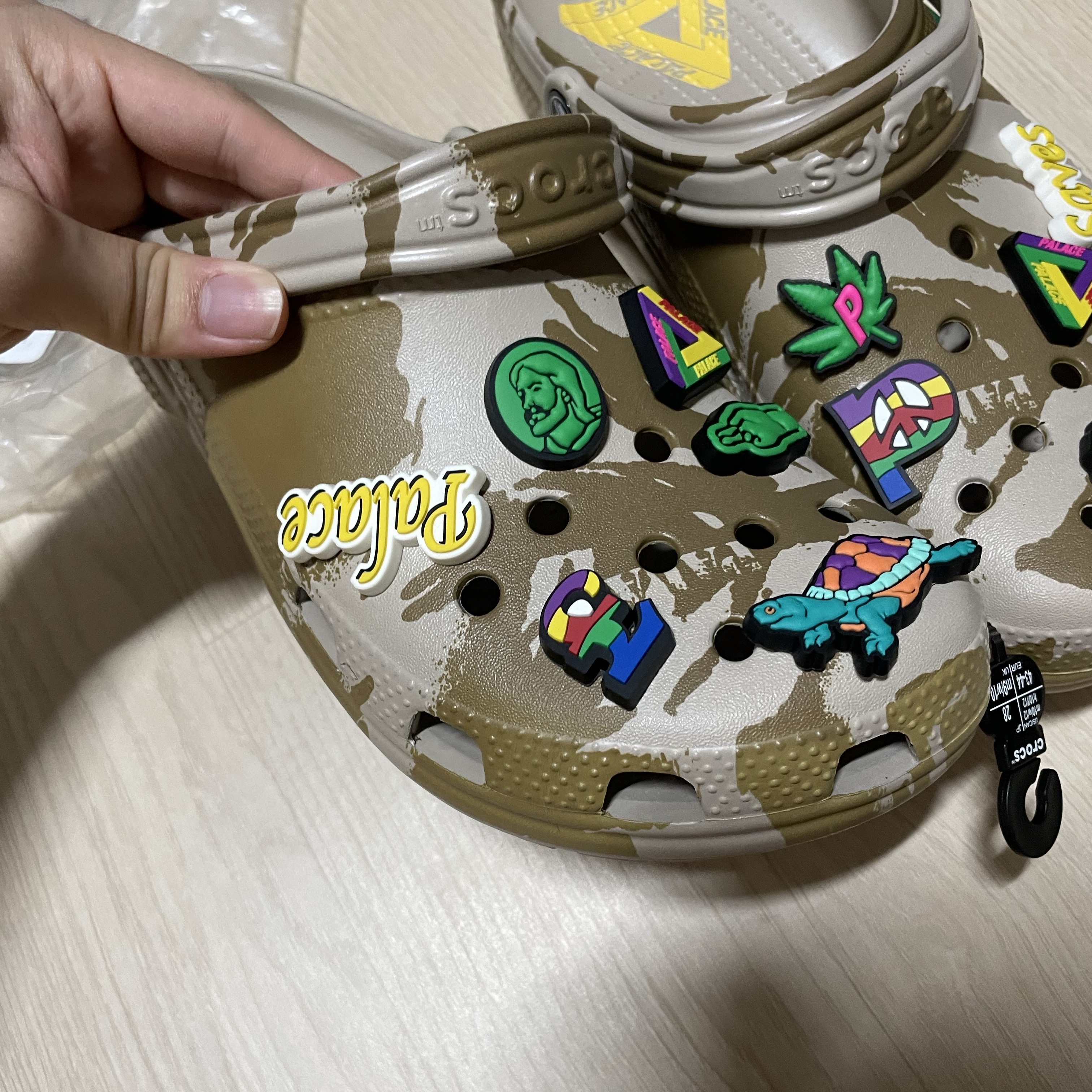 Crocs x Palace Clog Camo 착용 스타일 - 1