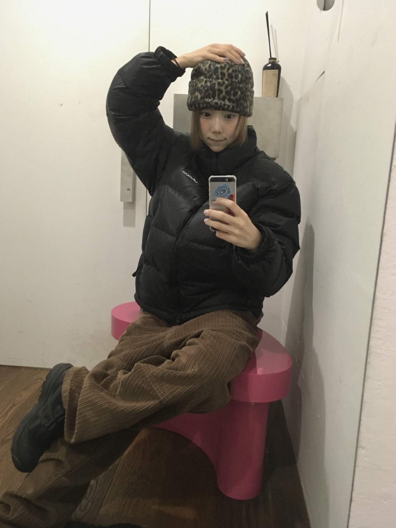 YESEYESEE 5B Fond Down Jacket Light Grey, YESEYESEE Y.E.S Pocket Washed Sweatpants Dark Grey 착용 스타일 - 7