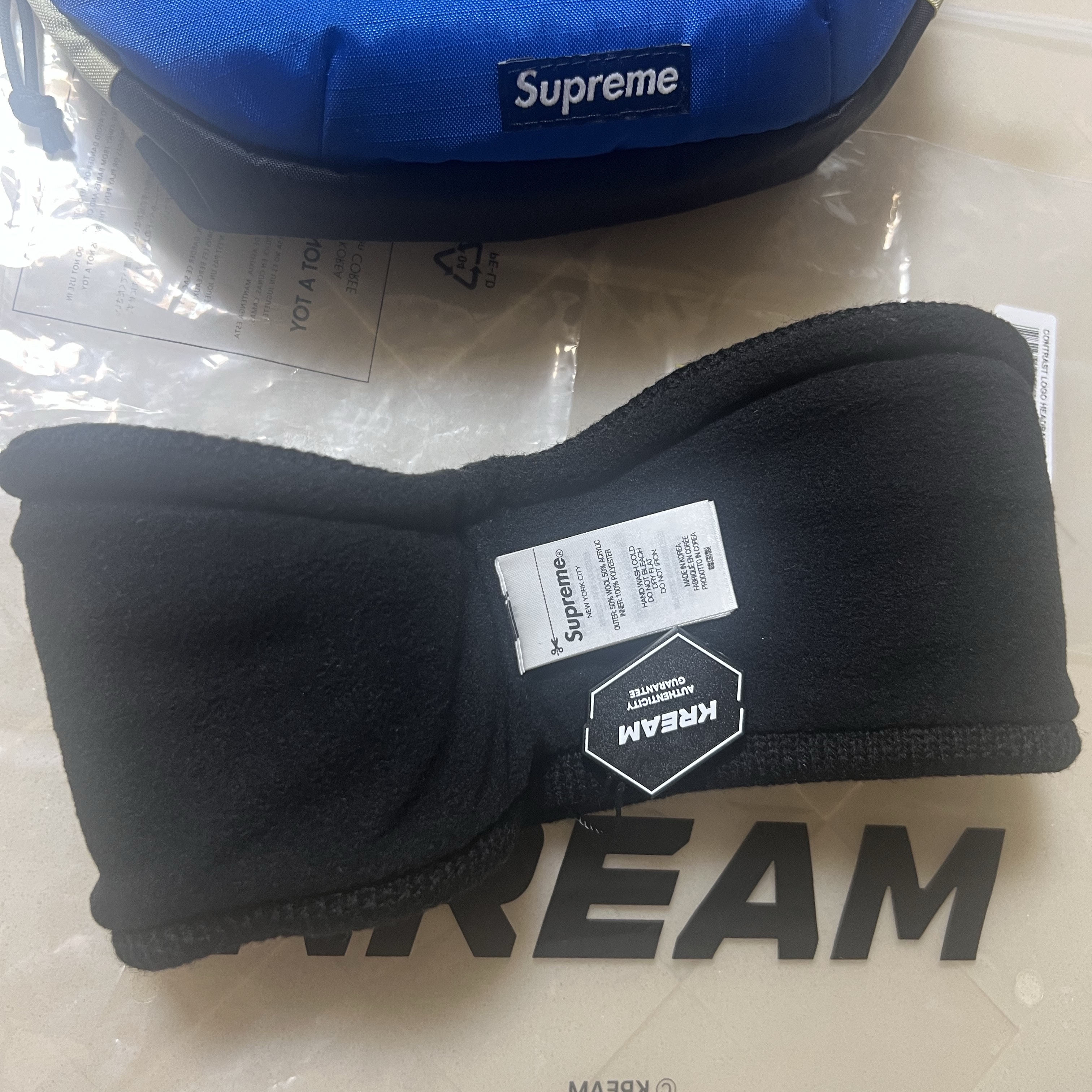 Supreme Contrast Logo Headband Black - 25FW, Supreme Waist Bag Blue - 23FW 착용 스타일 - 3