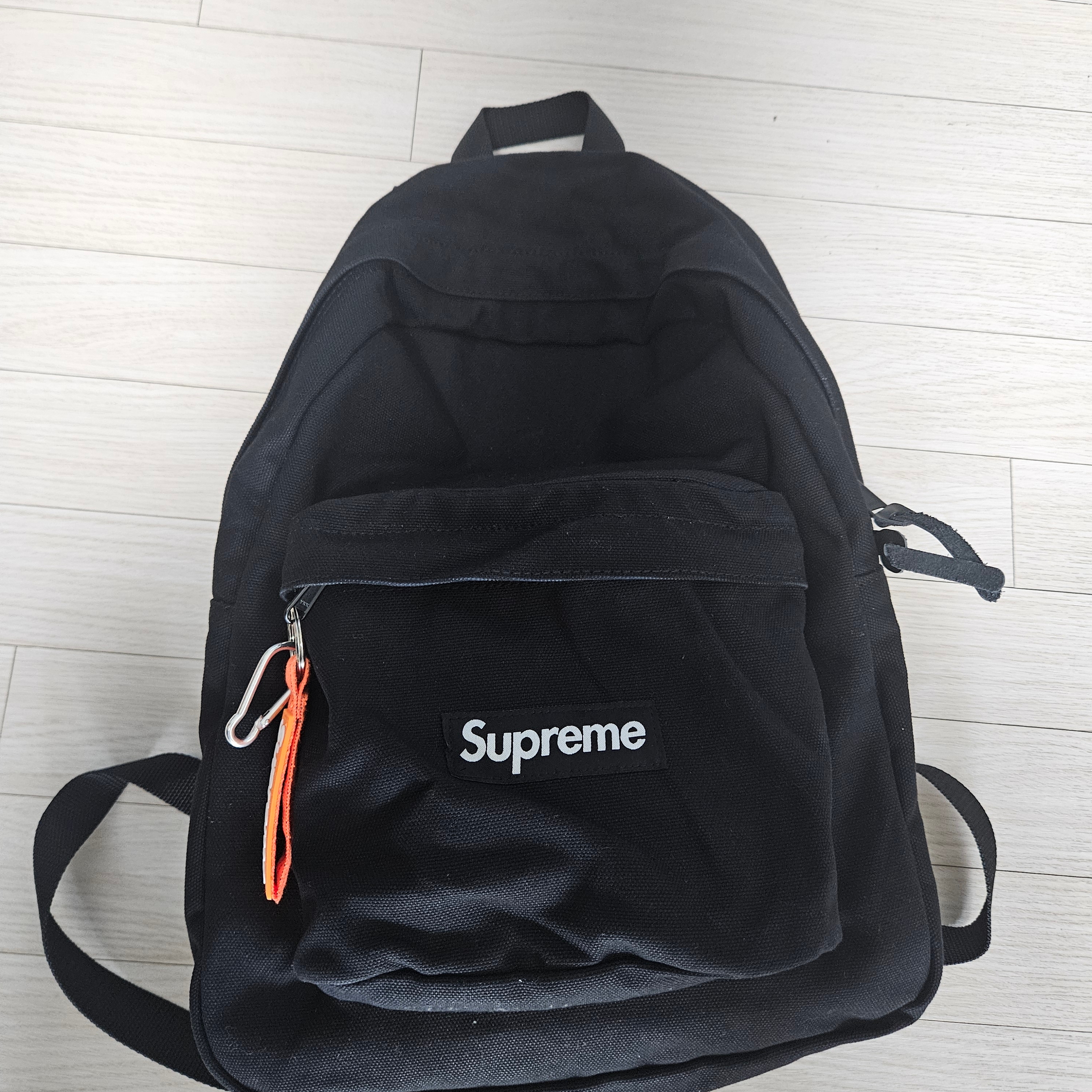 Supreme Canvas Backpack Black 착용 스타일 - 1