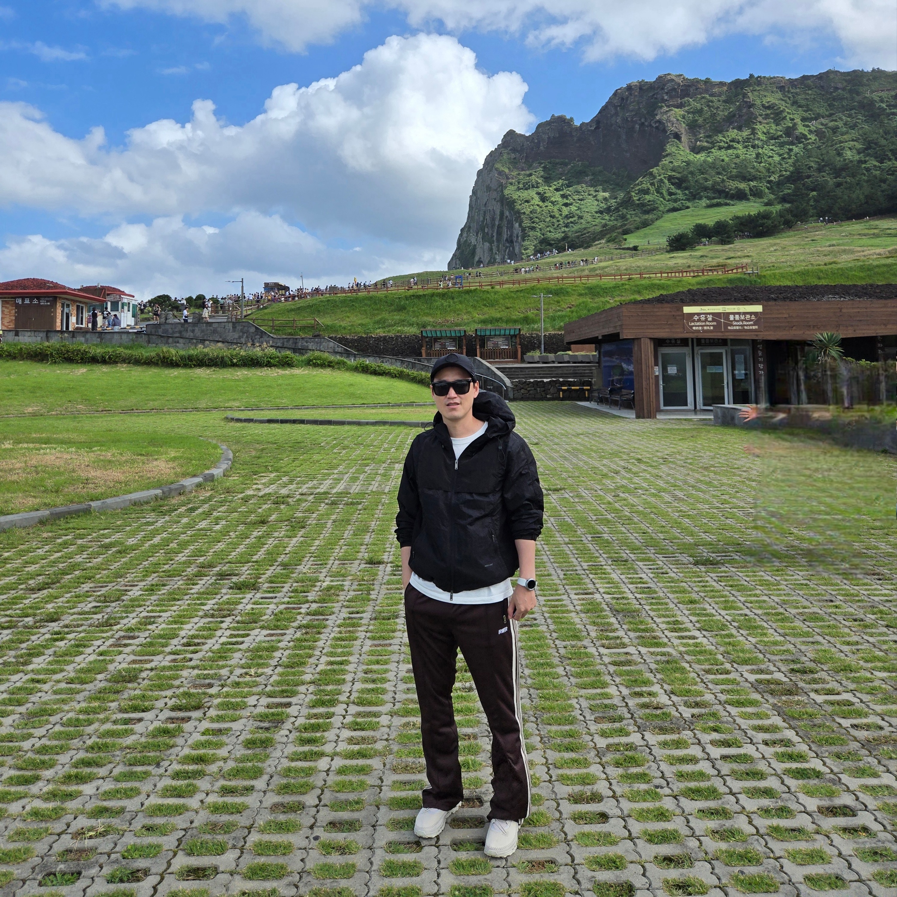 [KREAM 단독] runwhither Track Pants Brown 착용 스타일
