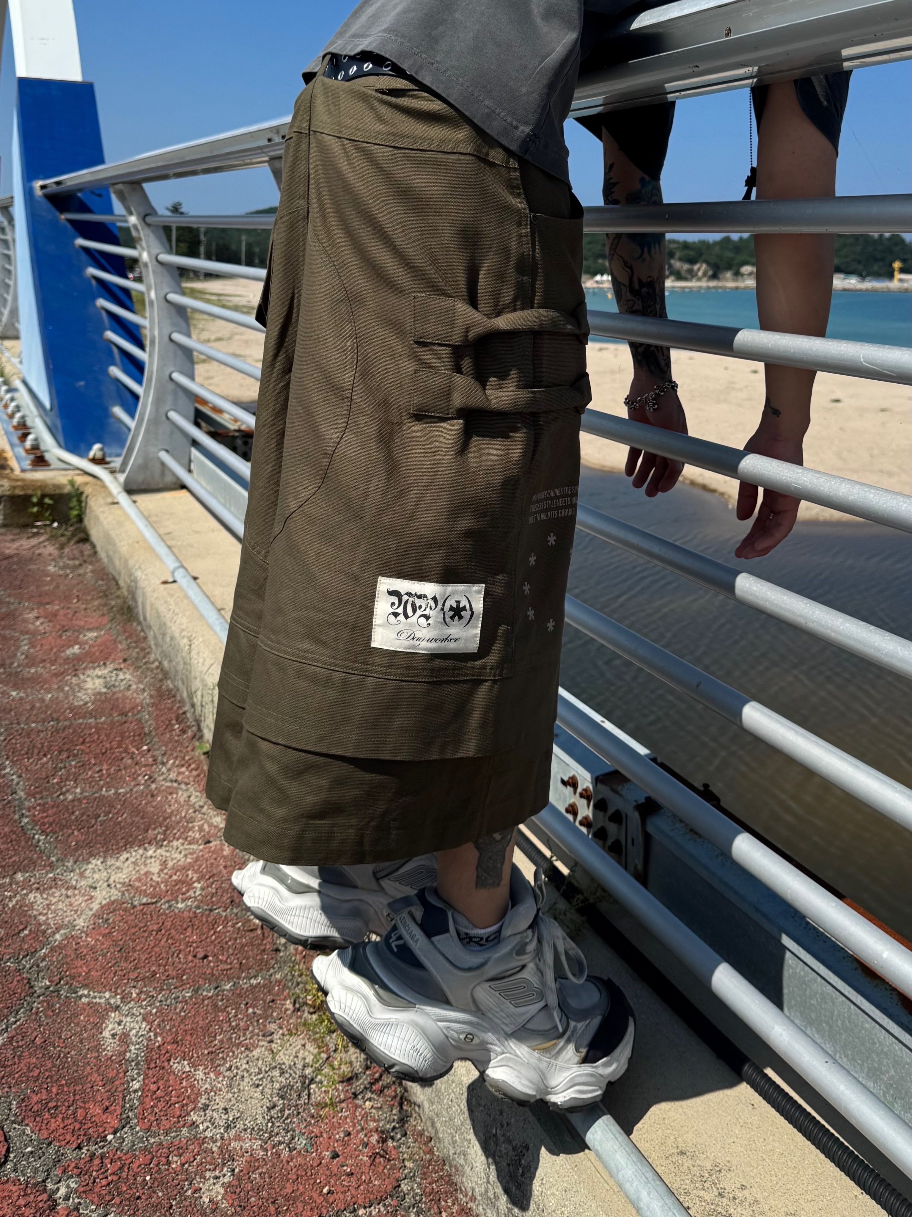 Wapworks Engineered Oxford Bermuda Khaki, Balenciaga Cargo Sneakers White Grey 착용 스타일 - 4