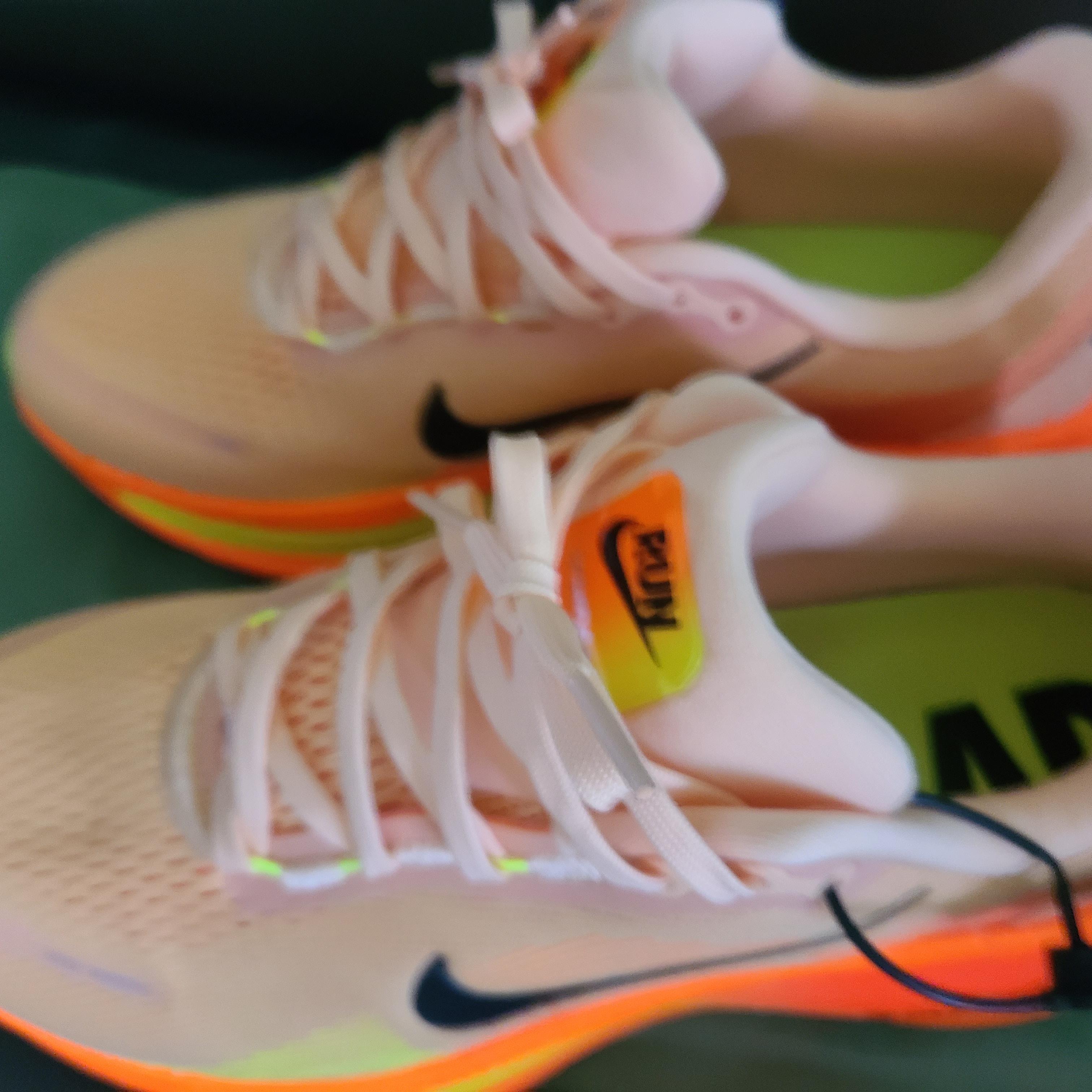 Nike Vomero 18 Orange Chalk Total Orange 착용 스타일
