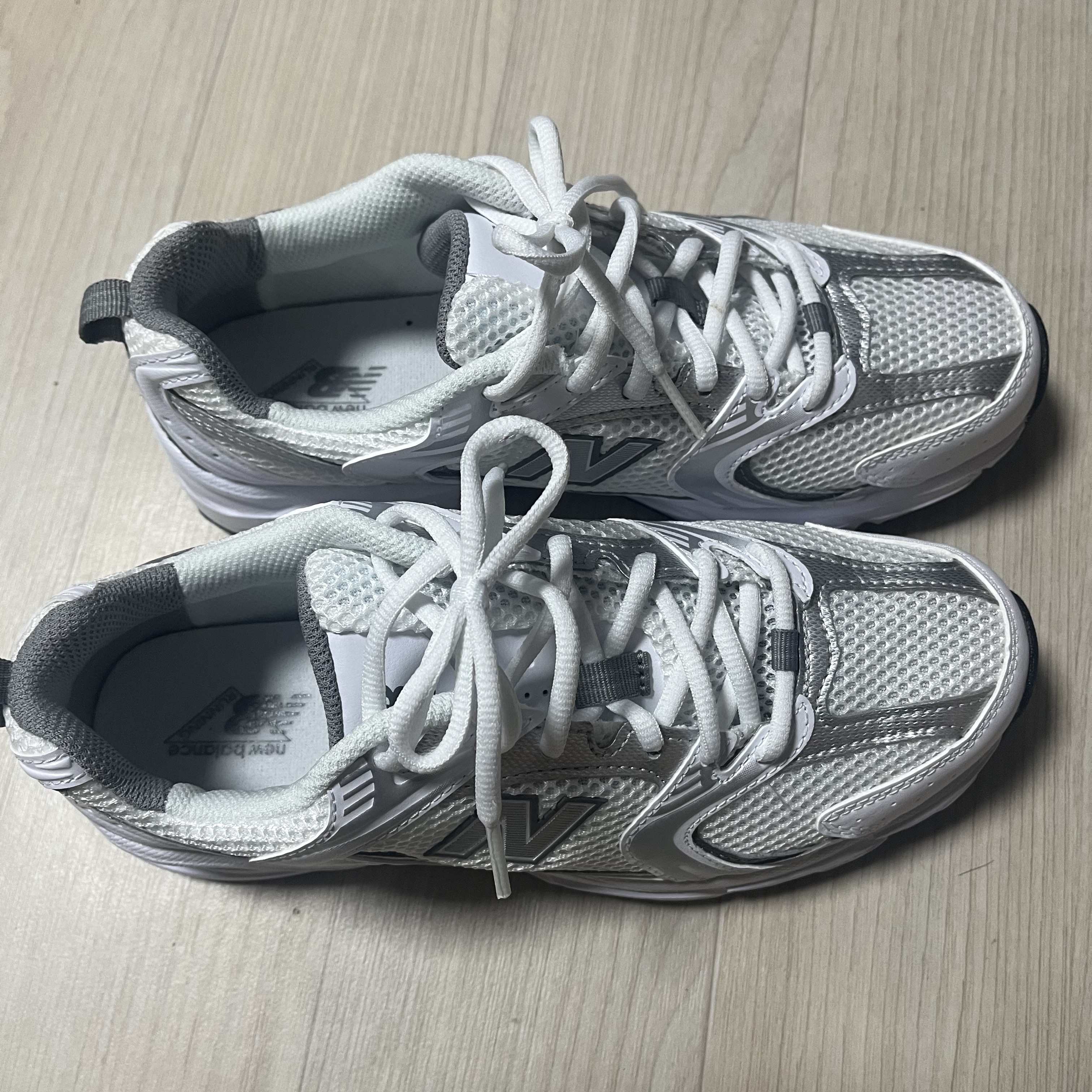 New Balance 530 White Silver 착용 스타일