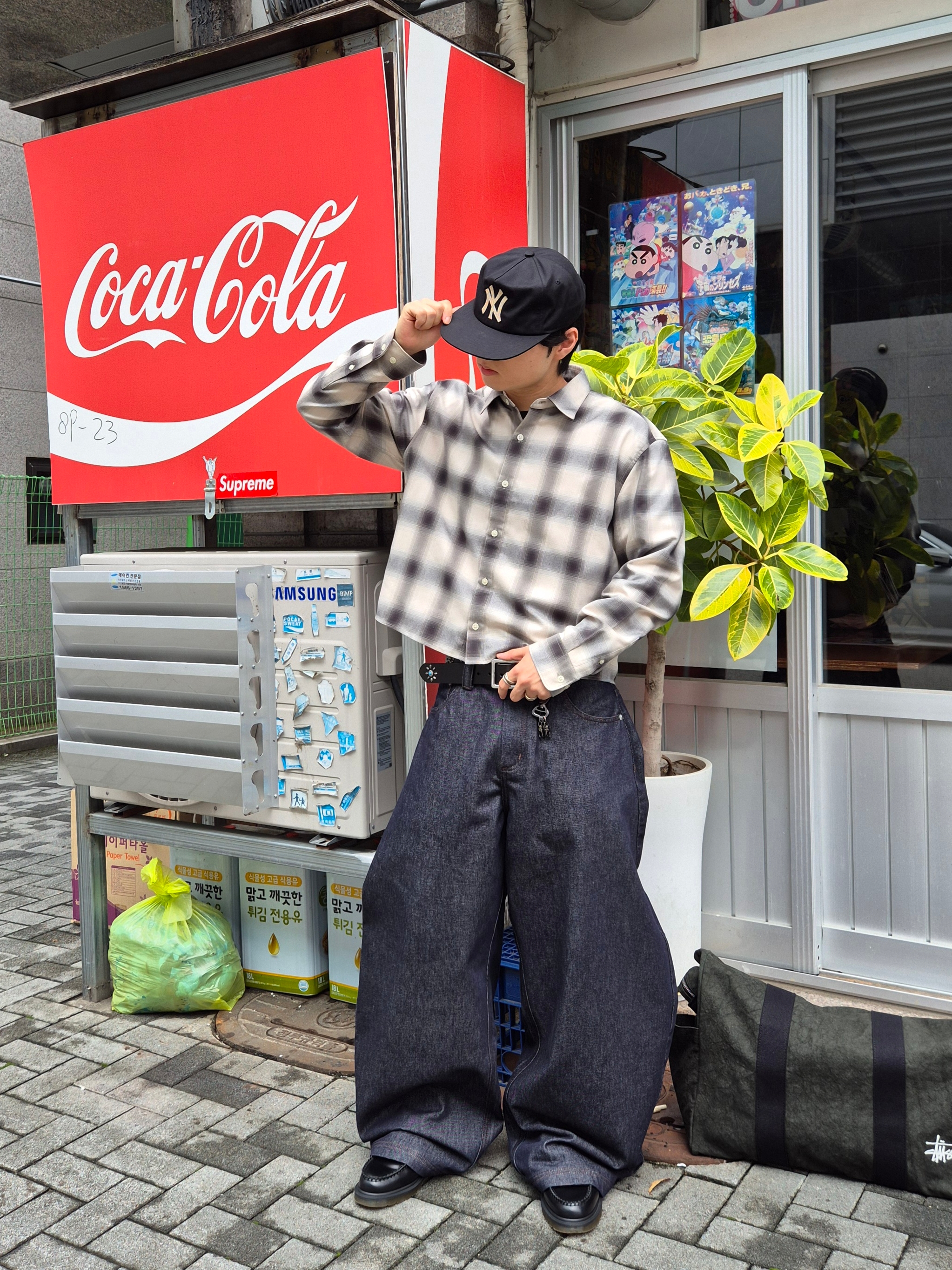 Stussy Canvas Flight Bag Washed Black, Dr. Martens Adrian Smooth Black 착용 스타일 - 2